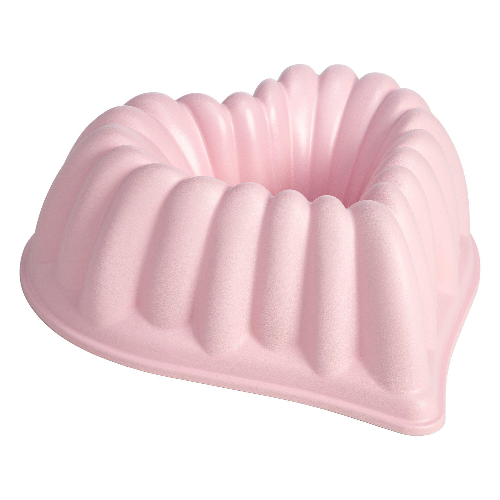Eine rosa, herzförmige Gugelhupfform auf weißem Hintergrund. Die Form hat ein geriffeltes Design.