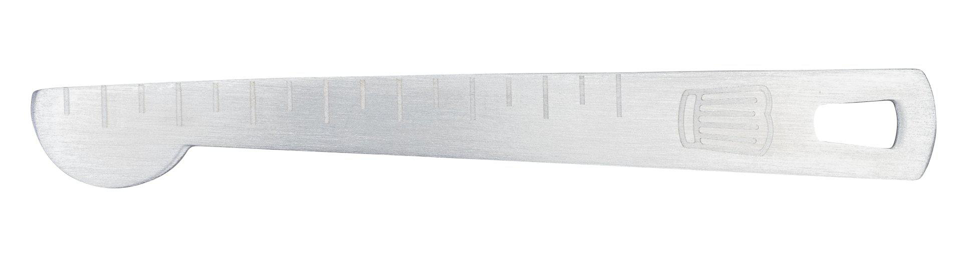 Ein Metallwerkzeug mit eingravierten Messungen. Es hat ein gebogenes Ende und ein Loch am anderen Ende. Ein Logo ist sichtbar.