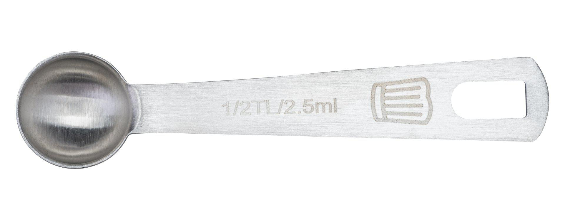 Ein Messlöffel aus Edelstahl. Der Löffel hat eine abgerundete Schüssel und einen Griff mit dem Text '1/2TL/2.5ml'.