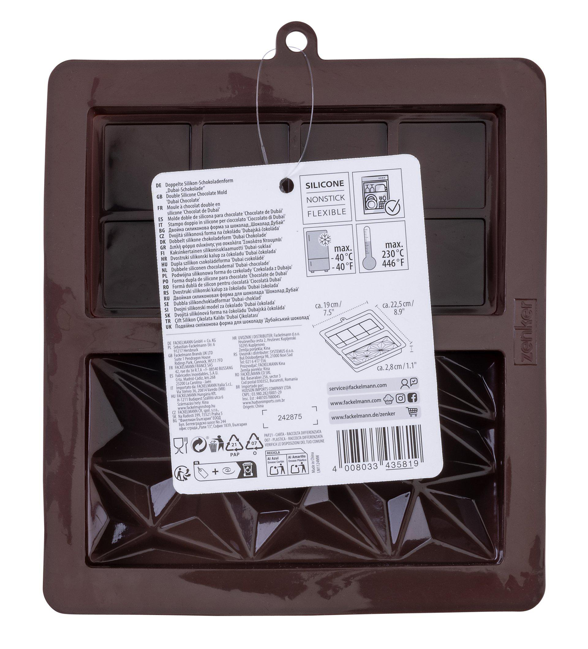 Eine braune Silikon-Schokoladenform mit Produktetikett. Die Form hat quadratische Fächer.