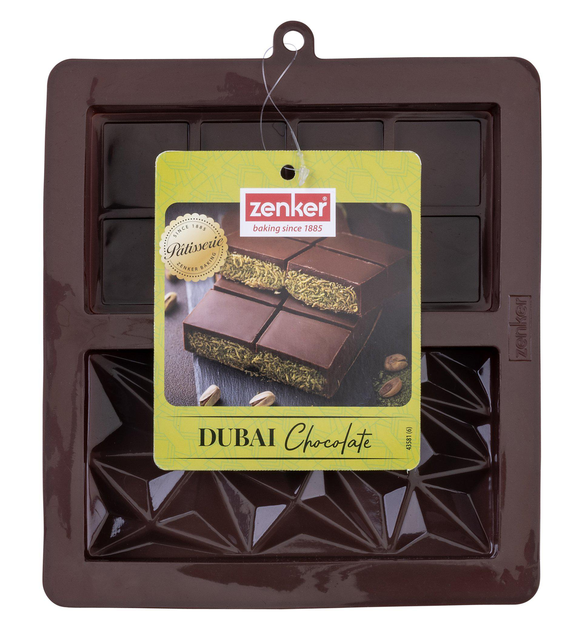 Eine braune Schokoladenform mit einem Etikett mit Schokoriegeln mit Pistazien. Auf dem Etikett steht 'Dubai Chocolate'.