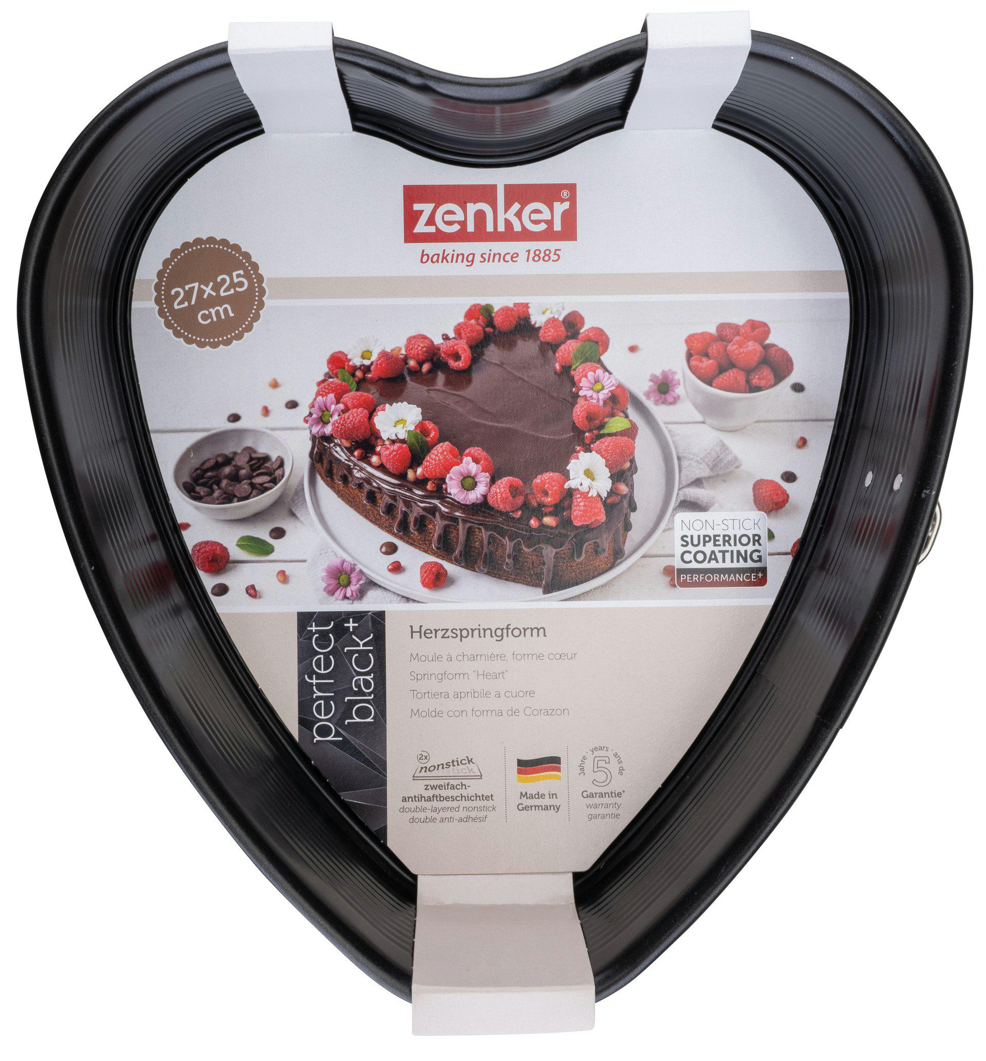 Schwarze herzförmige Backform mit Kuchen auf dem Etikett, verziert mit Beeren und Blumen.