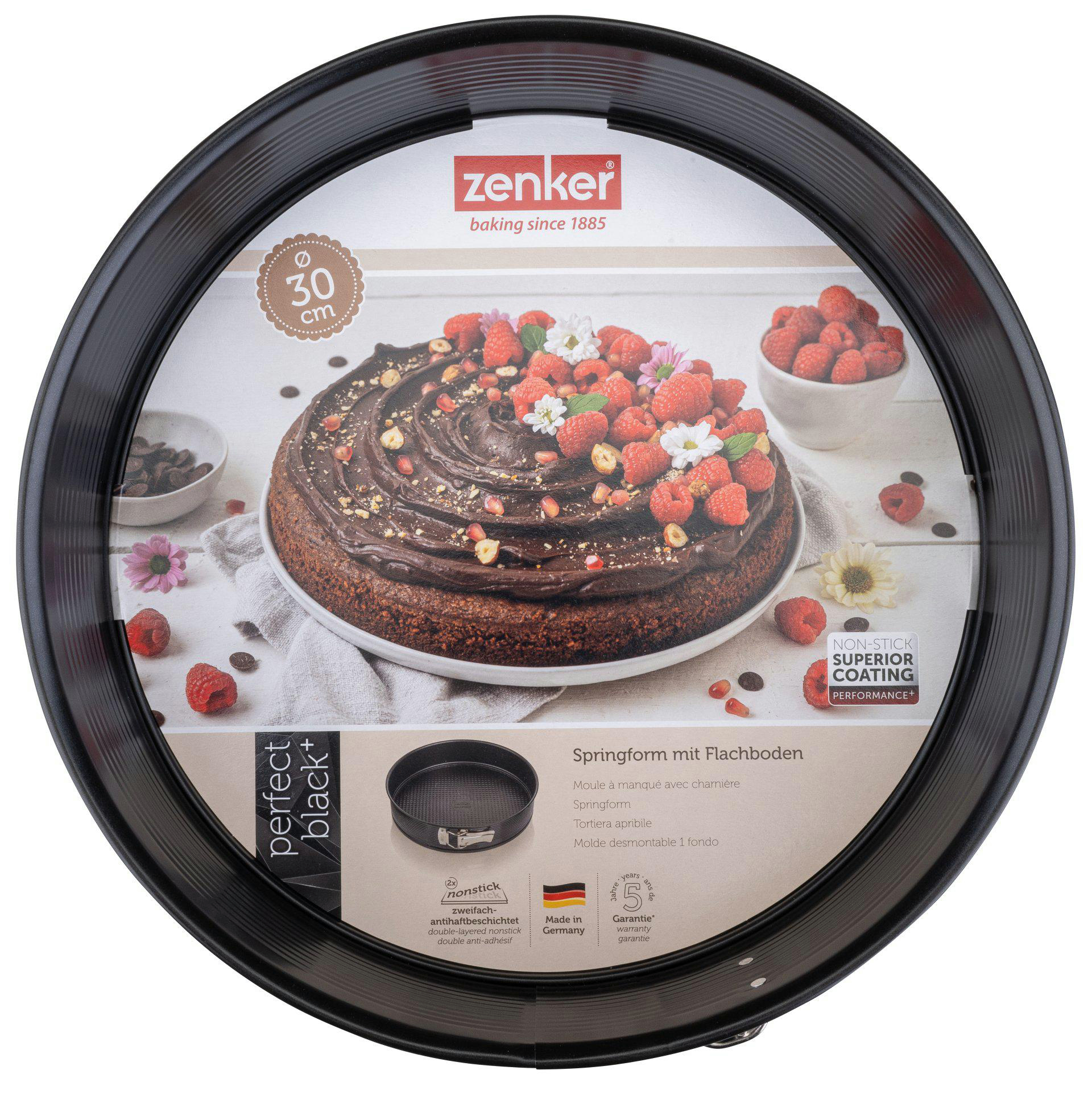 Eine runde Kuchenform mit einem ausgestellten Kuchen. Der Kuchen ist mit Himbeeren, Blumen und Nüssen belegt.