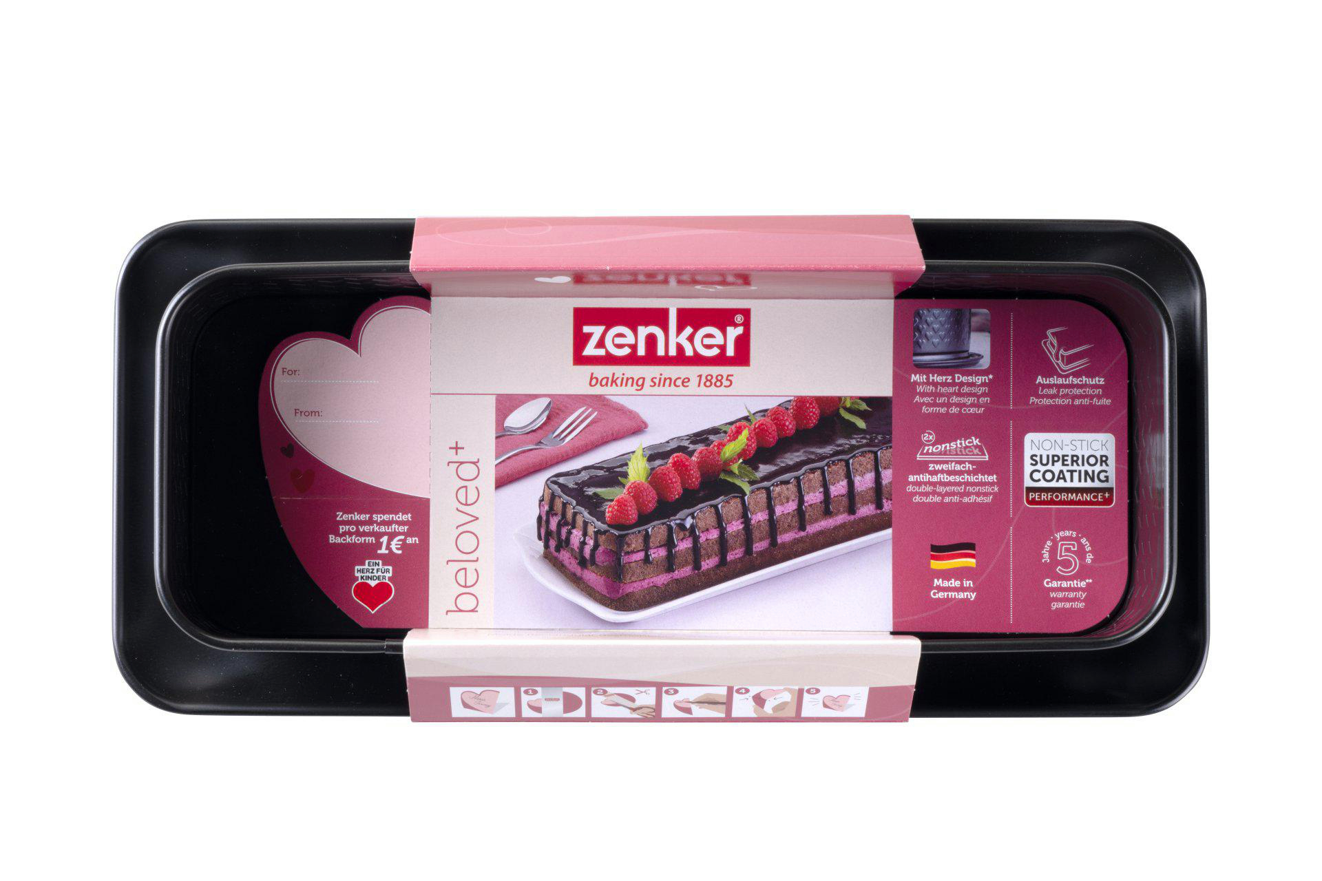 Eine rechteckige Backform mit Kuchen auf der Verpackung. Der Kuchen hat Schokoladenglasur und Himbeeren. Die Form ist schwarz.