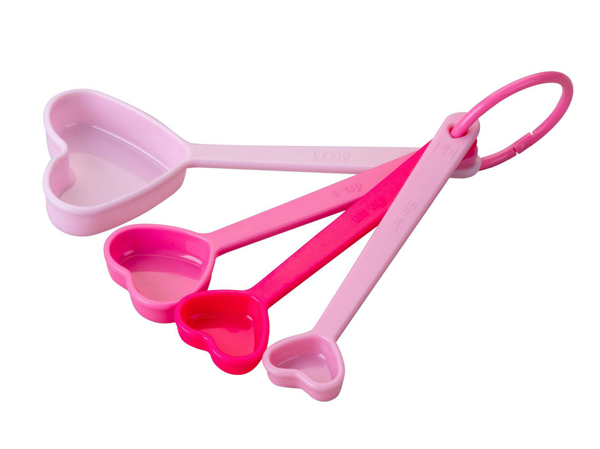 Vier herzförmige Messlöffel in Rosa, verbunden durch einen Ring. Jeder Löffel hat eine andere Rosafarbe und Größe.