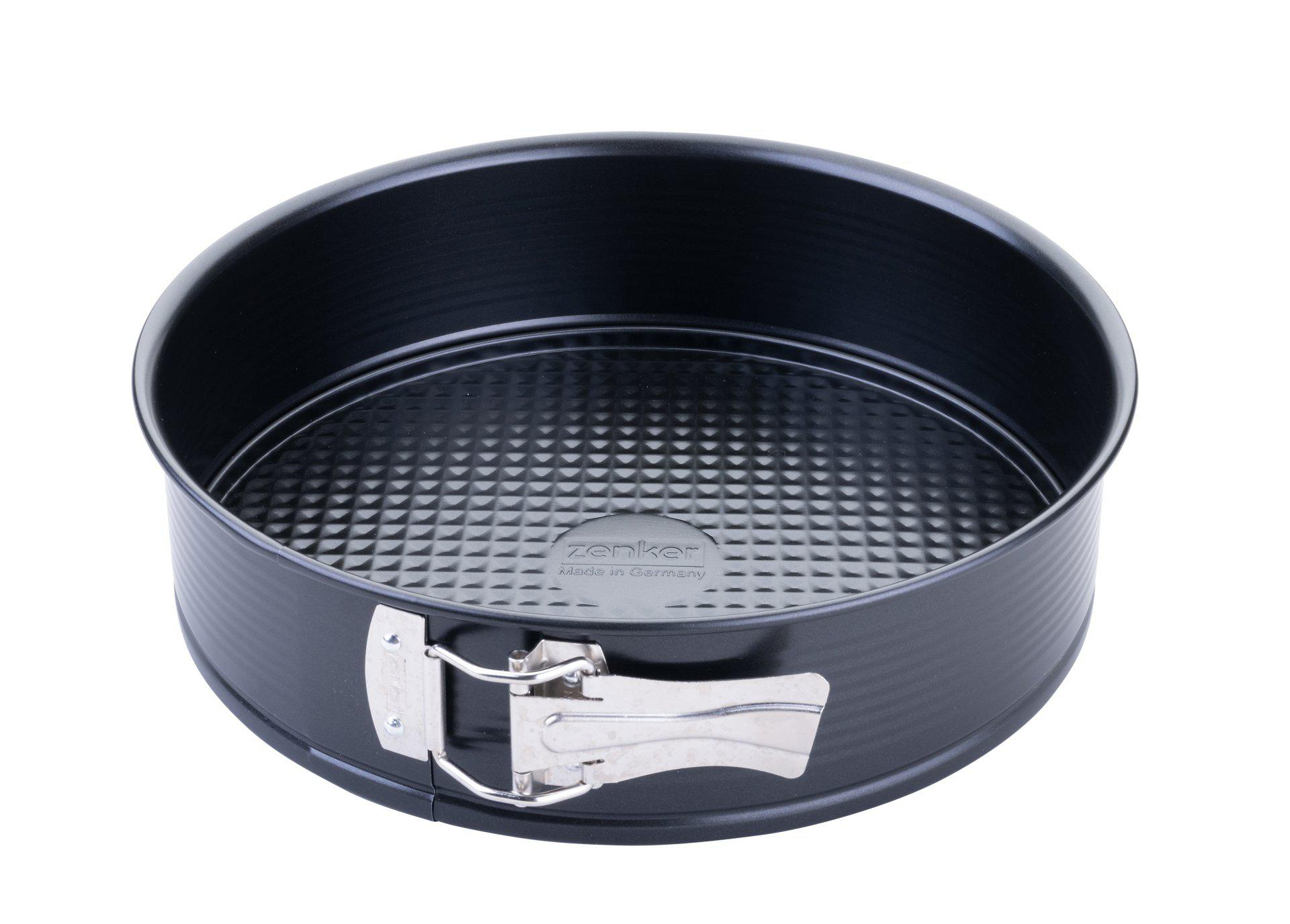 Eine schwarze, runde Springform mit Verschluss. Das Innere hat eine gemusterte Oberfläche. "Zenker Made in Germany" ist sichtbar.