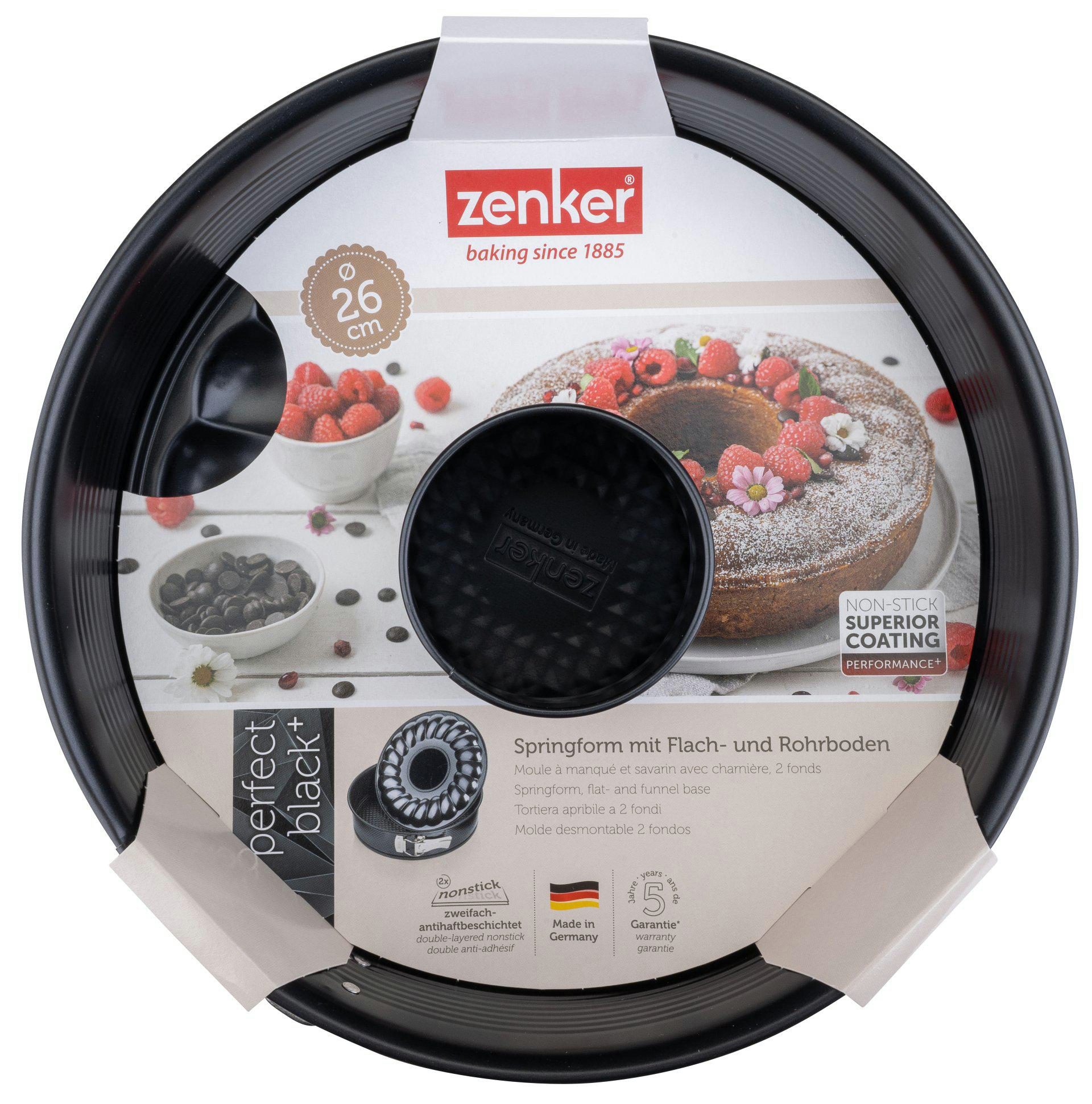 Eine runde, schwarze Springform mit einem Kuchenbild. Sie hat ein weißes Etikett mit dem Markennamen Zenker und der Größe 26 cm.