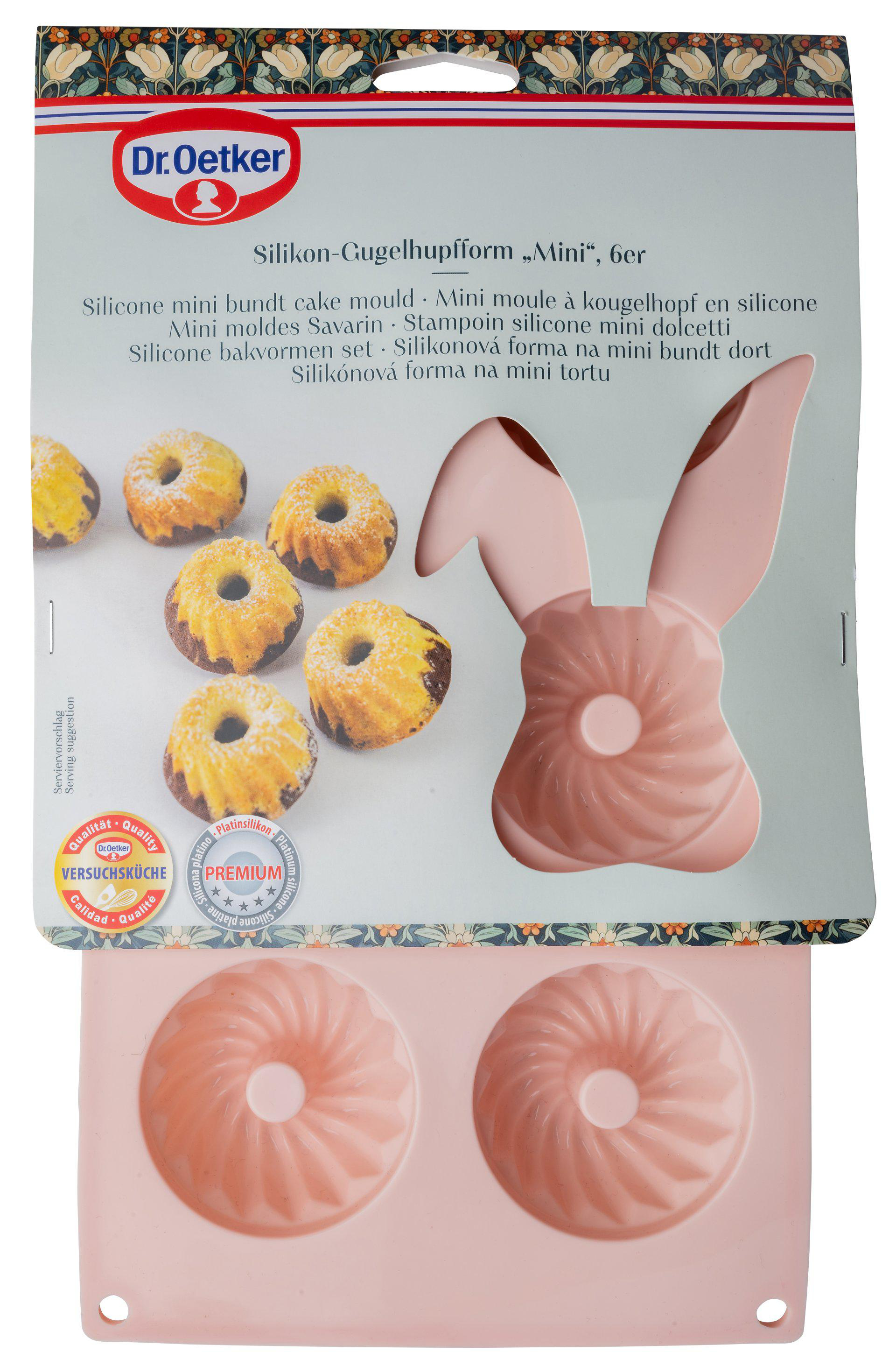 Eine rosa Gugelhupfform aus Silikon mit einem Hasen-Ausschnitt. Die Verpackung zeigt gebackene Minikuchen.