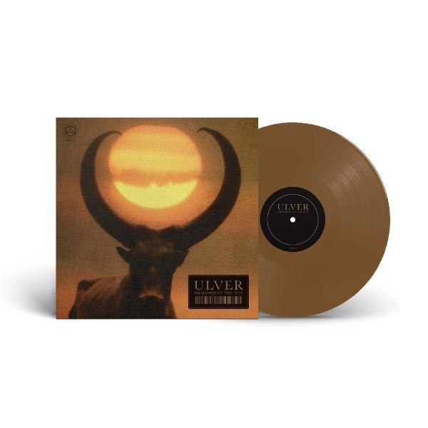 Albumcover mit Bullensilhouette vor Sonnenuntergang, braune Vinyl-Schallplatte. Text: ULVER. Shadows of the Sun.