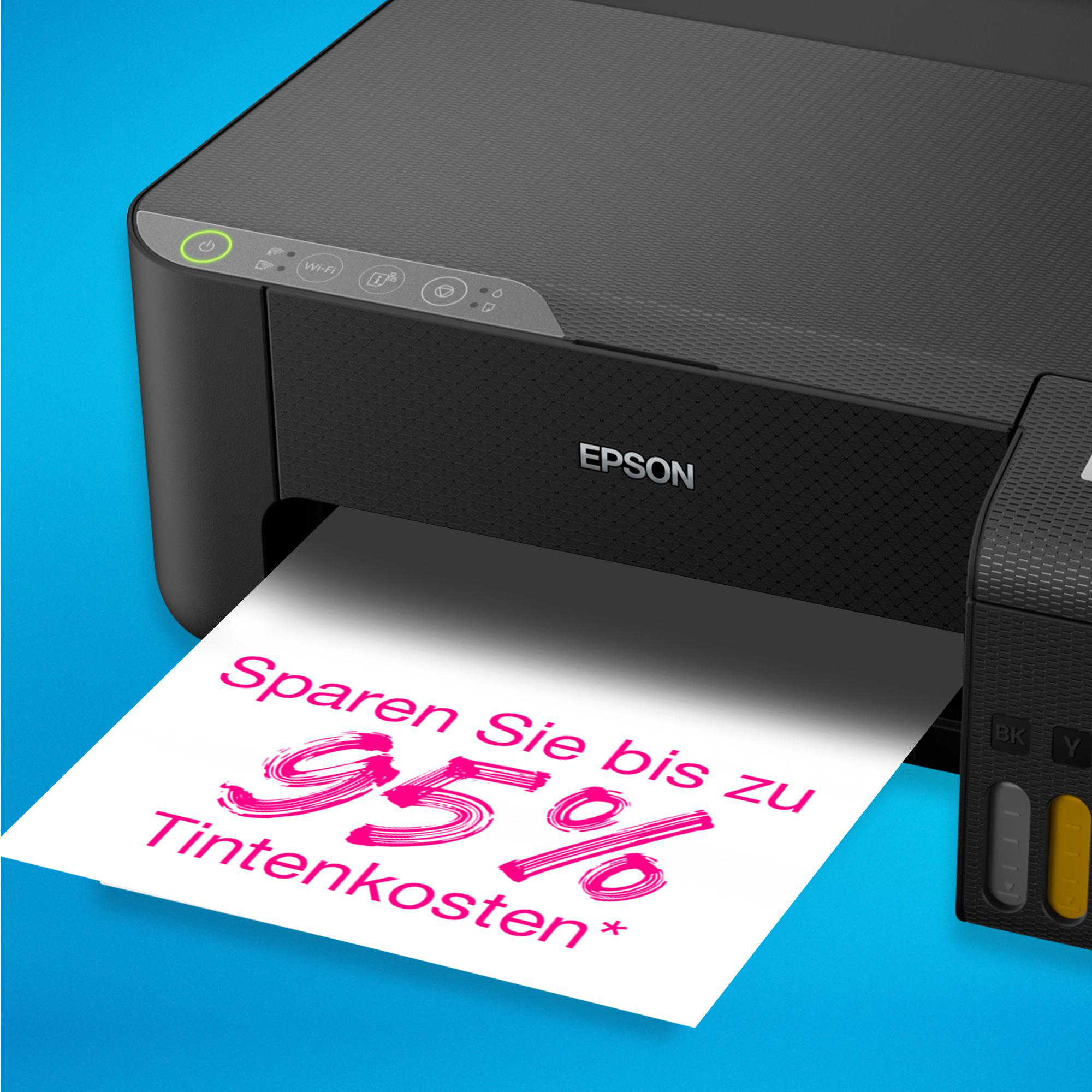 Ein schwarzer Epson-Drucker druckt ein Papier mit einer rosa 95% Tintenkosten-Sparnachricht. Der Hintergrund ist blau.