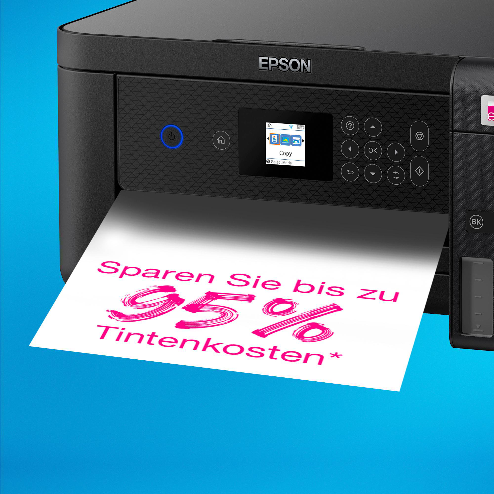 Ein Epson-Drucker druckt ein Papier mit der Aufschrift 'Sparen Sie bis zu 95% Tintenkosten*' auf blauem Hintergrund.
