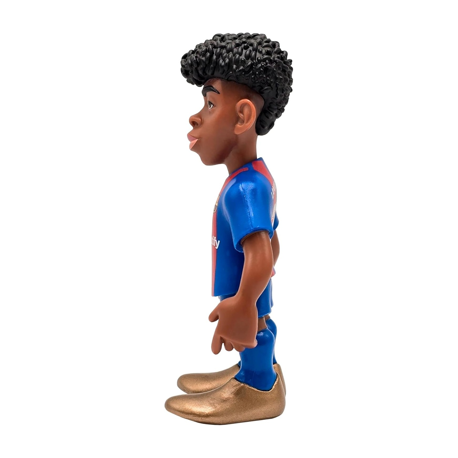 Una statuetta di una persona nera in uniforme da calcio blu e rossa. La statuetta ha i capelli ricci e scarpe d'oro, su sfondo bianco.