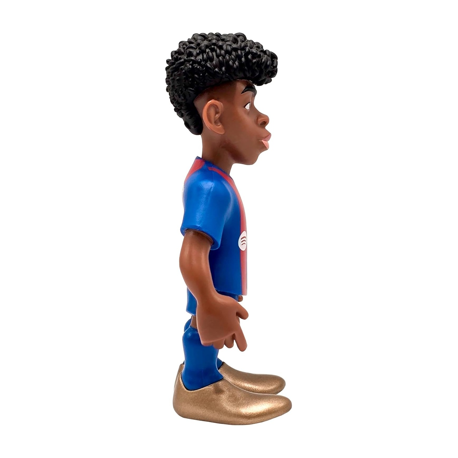 Una statuetta di una persona di colore con una maglia blu e rossa, scarpe dorate e un afro scuro. Lo sfondo è bianco.
