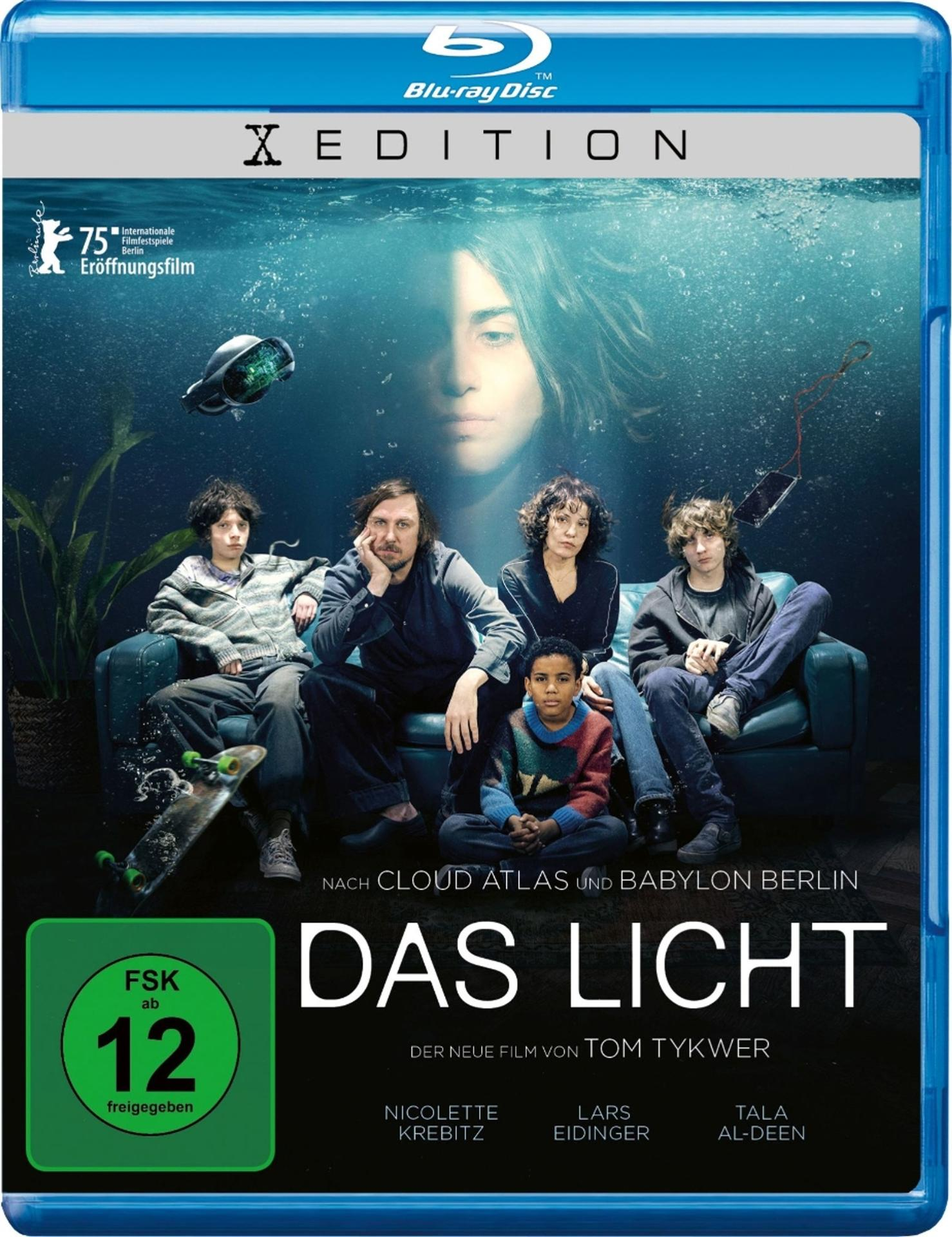 Blu-ray-Cover von 'Das Licht'. Personen befinden sich unter Wasser auf einem blauen Sofa. Im Hintergrund ist ein Frauen-Gesicht.