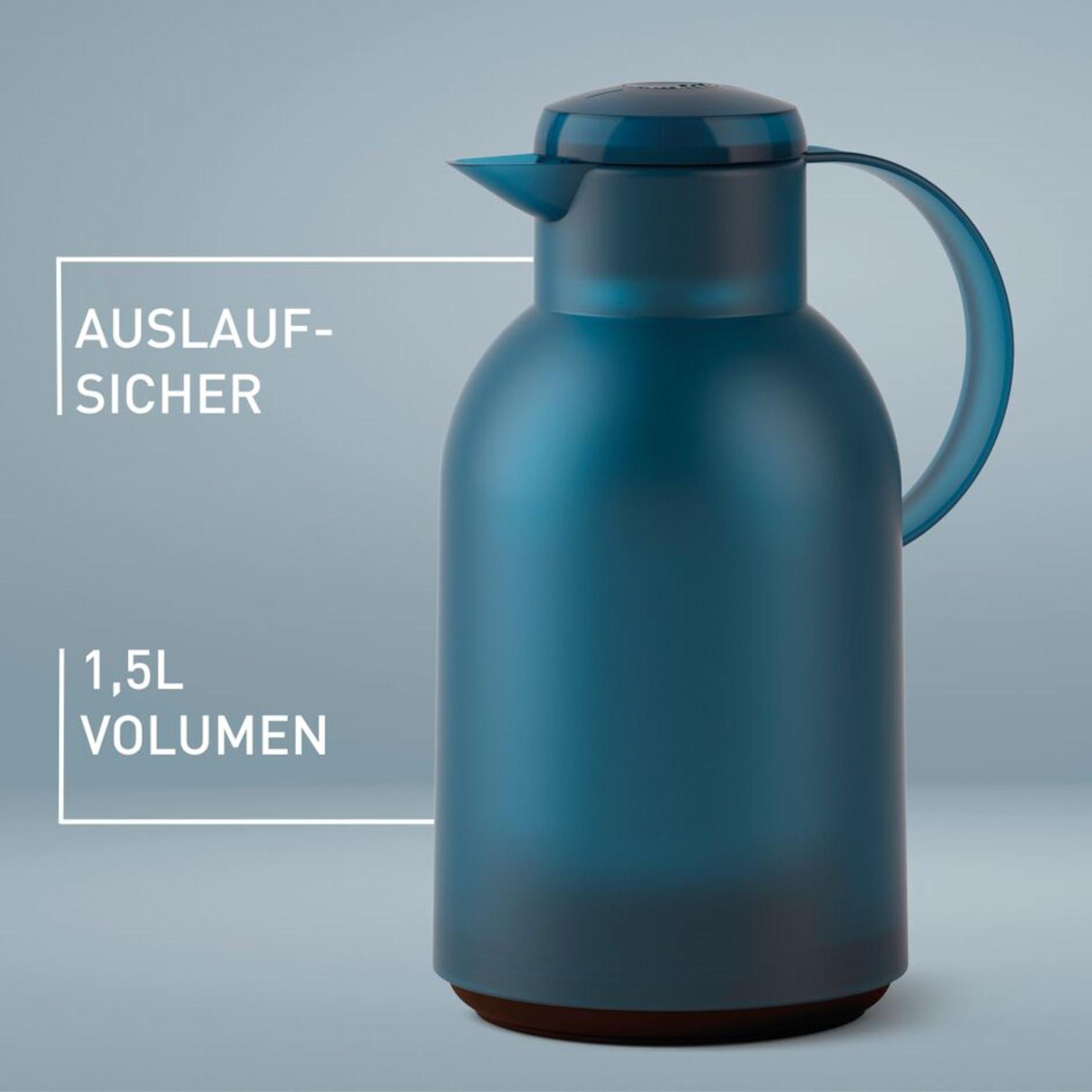 Eine blaue Thermoskanne mit Griff, Ausguss und Deckel. Text zeigt, dass sie auslaufsicher ist und 1,5 l Volumen hat.