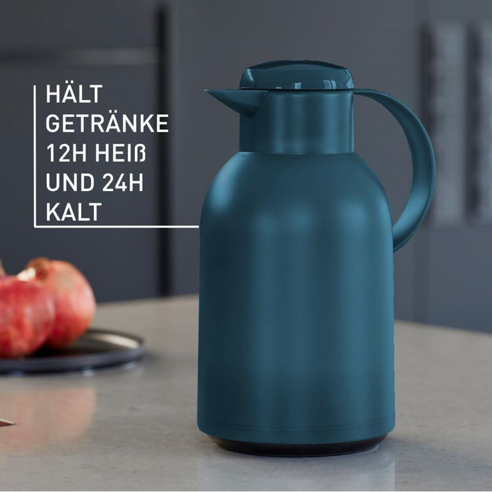Eine türkisfarbene Thermoskanne auf einer Theke mit Text links. Sie hält Getränke 12 Stunden heiß und 24 Stunden kalt.