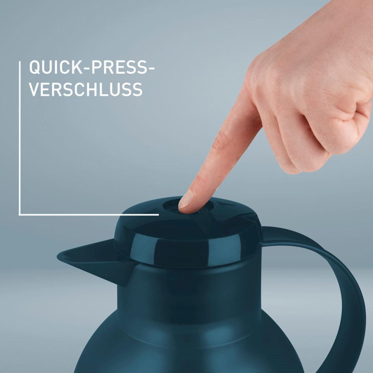 Eine Hand drückt den Knopf auf einer blauen Thermoskanne. Text: 'Quick-Press-Verschluss'.