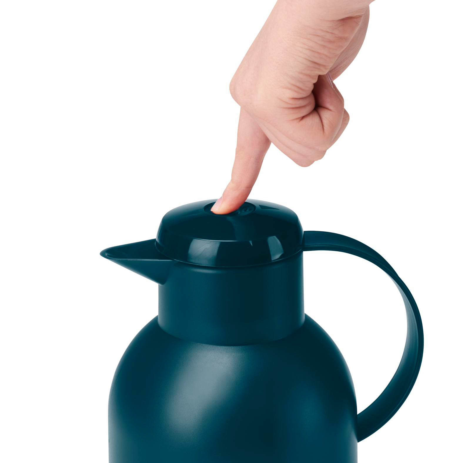 Eine Hand drückt einen Finger auf den Deckel einer teal Thermoskanne. Die Thermoskanne ist auf weißem Hintergrund.
