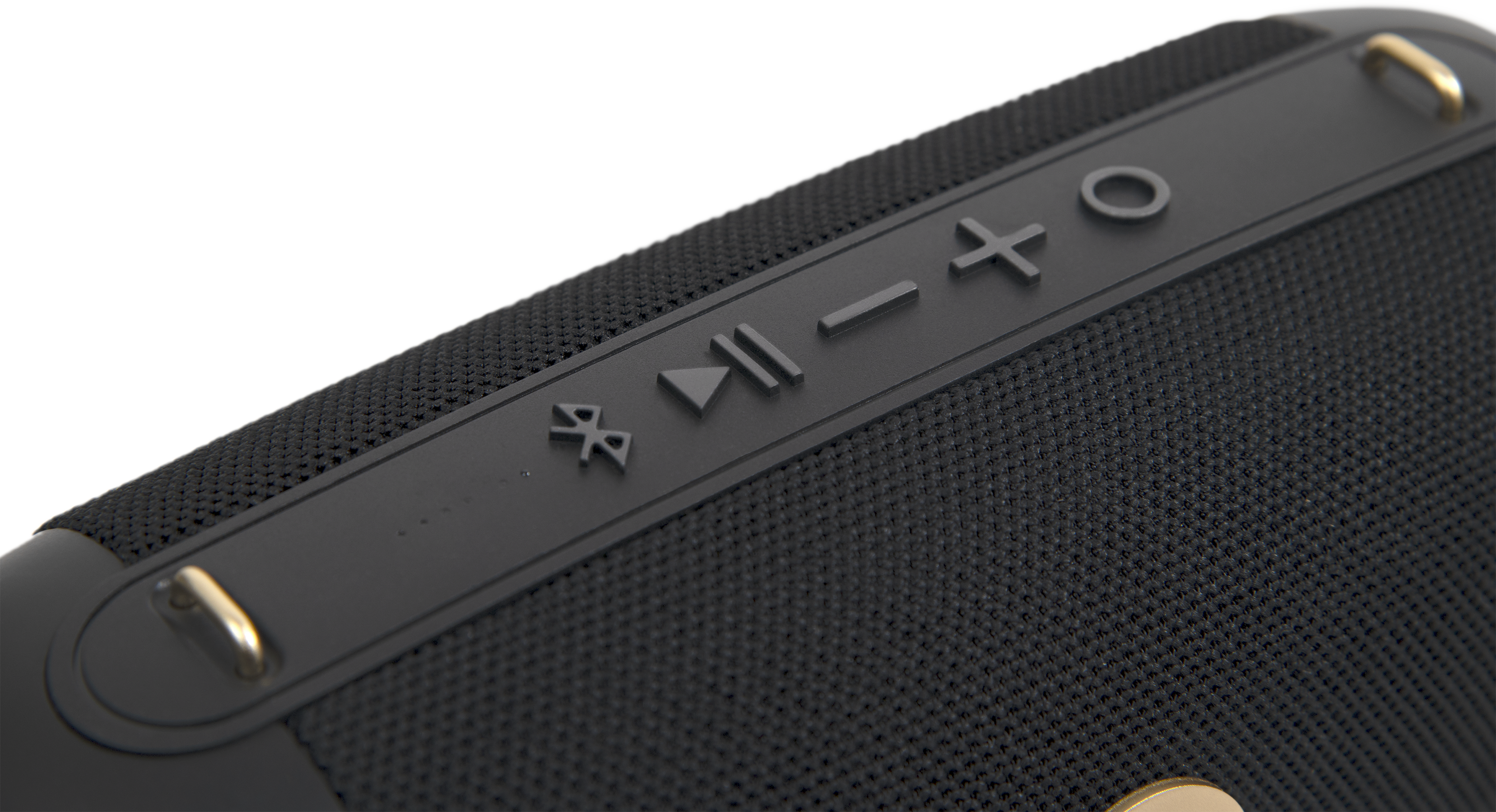 Fekete hangszóró közeli képe, dombornyomott vezérlőgombokkal: Bluetooth, lejátszás/szünet, hangerő. Arany részletek.
