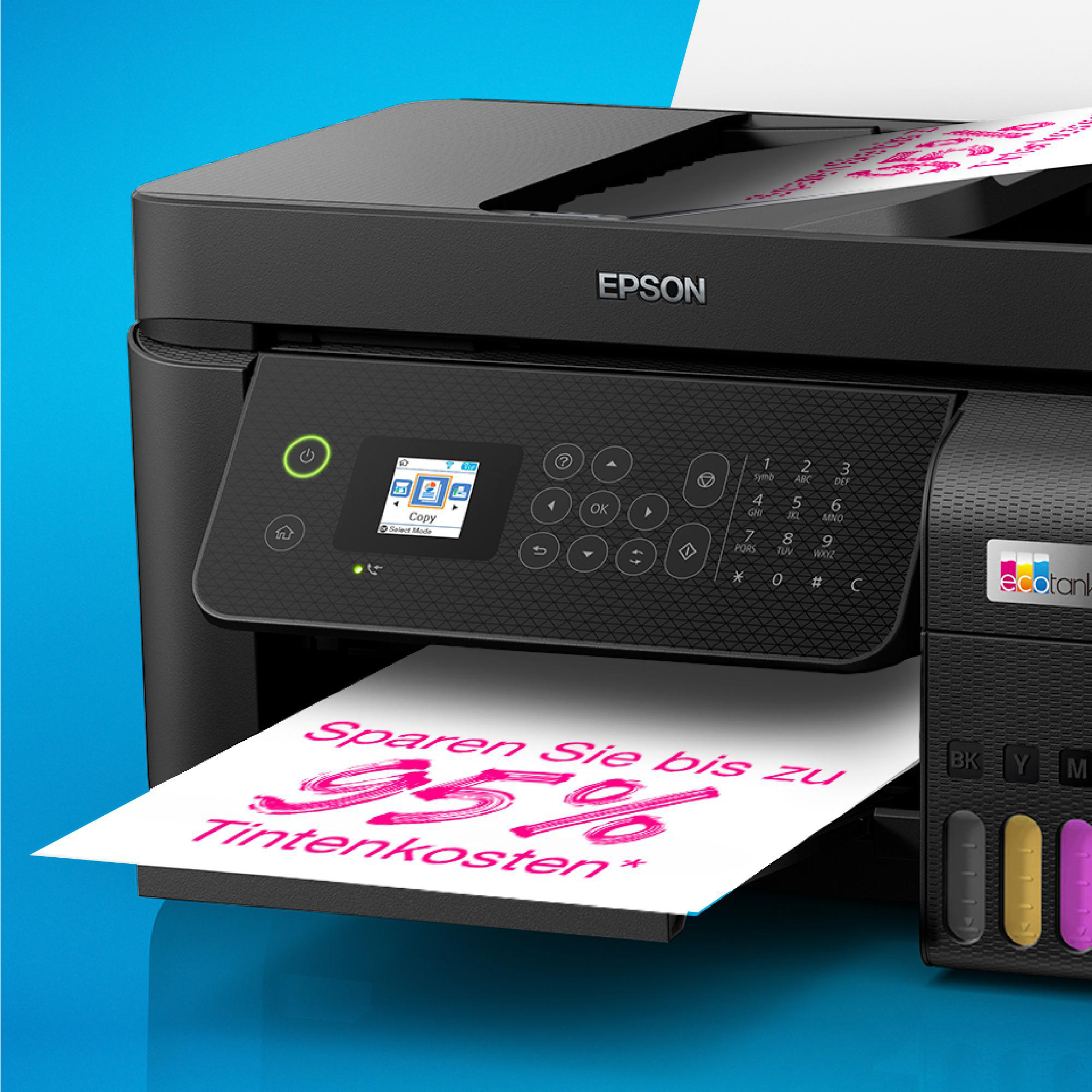 Schwarzer Epson-Drucker mit Papier mit Text. Er hat ein digitales Display und Tintenbehälter. Der Hintergrund ist blau.