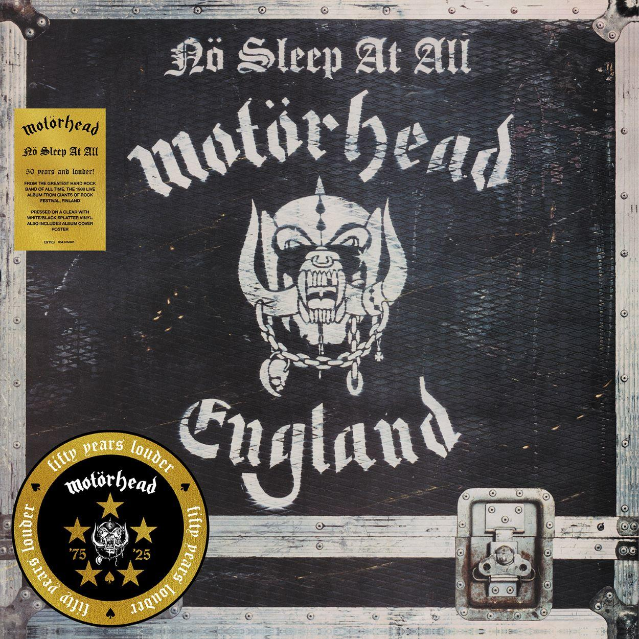 Albumcover von Motörheads "No Sleep At All" mit dem Bandlogo, Text und einem Aufkleber. Schwarz-Weiß mit Metalldetails.