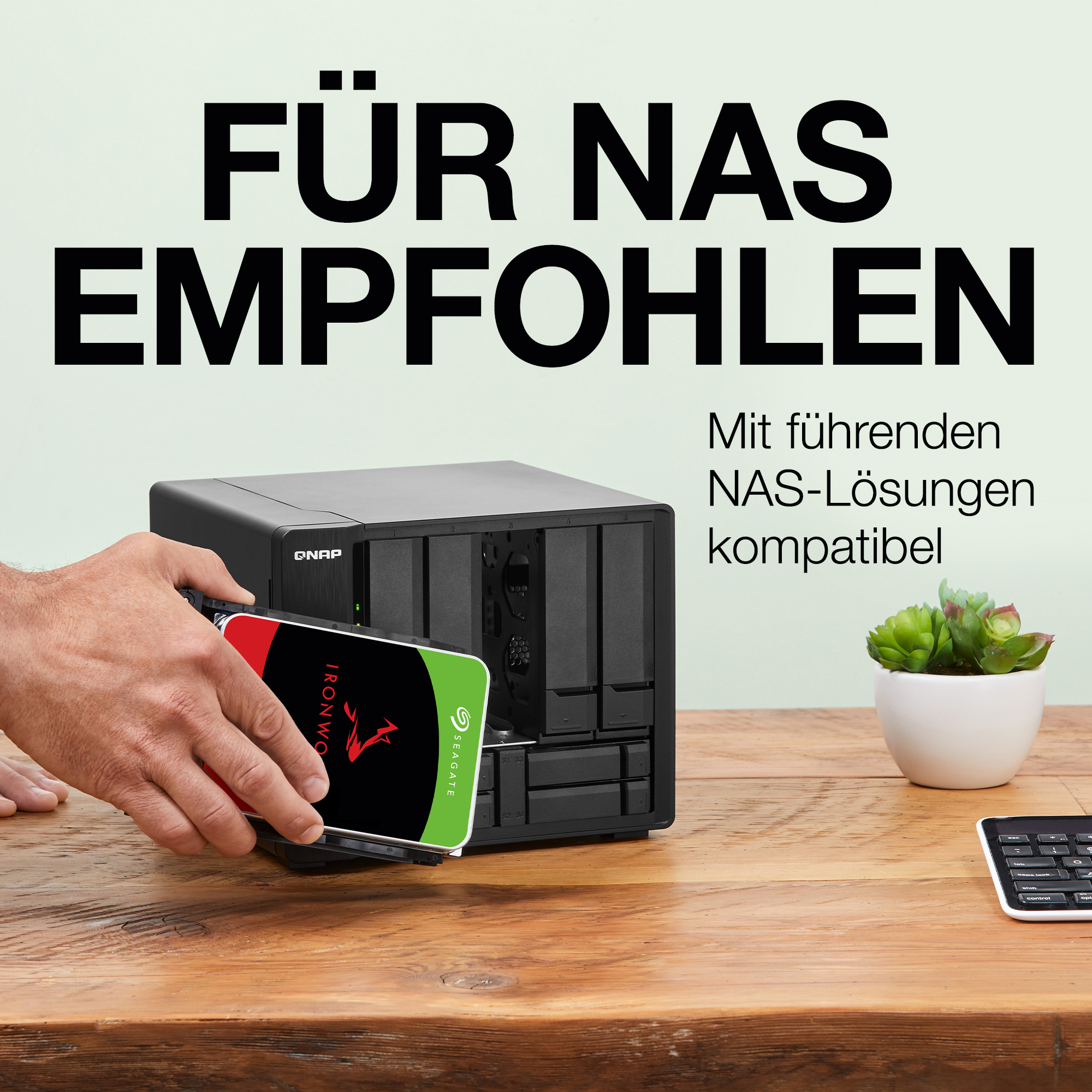 Eine Person setzt eine IronWolf-Festplatte in ein schwarzes QNAP NAS-Gerät ein. Text in Deutsch im Hintergrund.