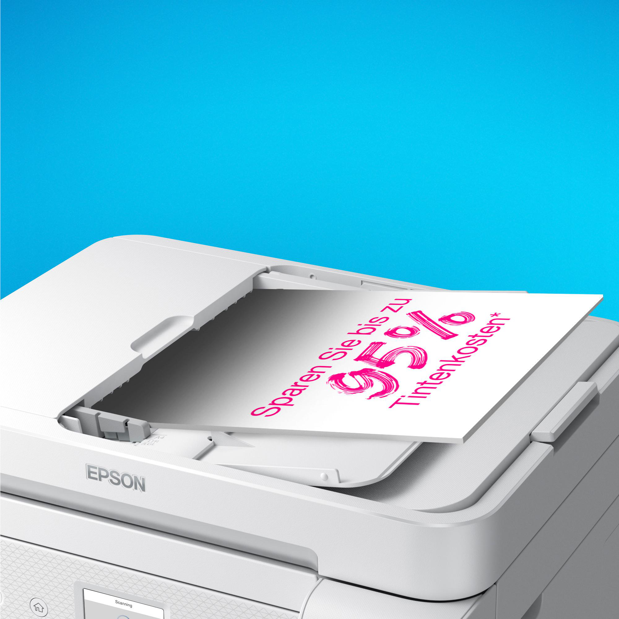 Ein weißer Epson-Drucker mit einem Papier mit der Aufschrift "Sparen Sie bis zu 95 % Tintenkosten" in Pink auf blauem Hintergrund.