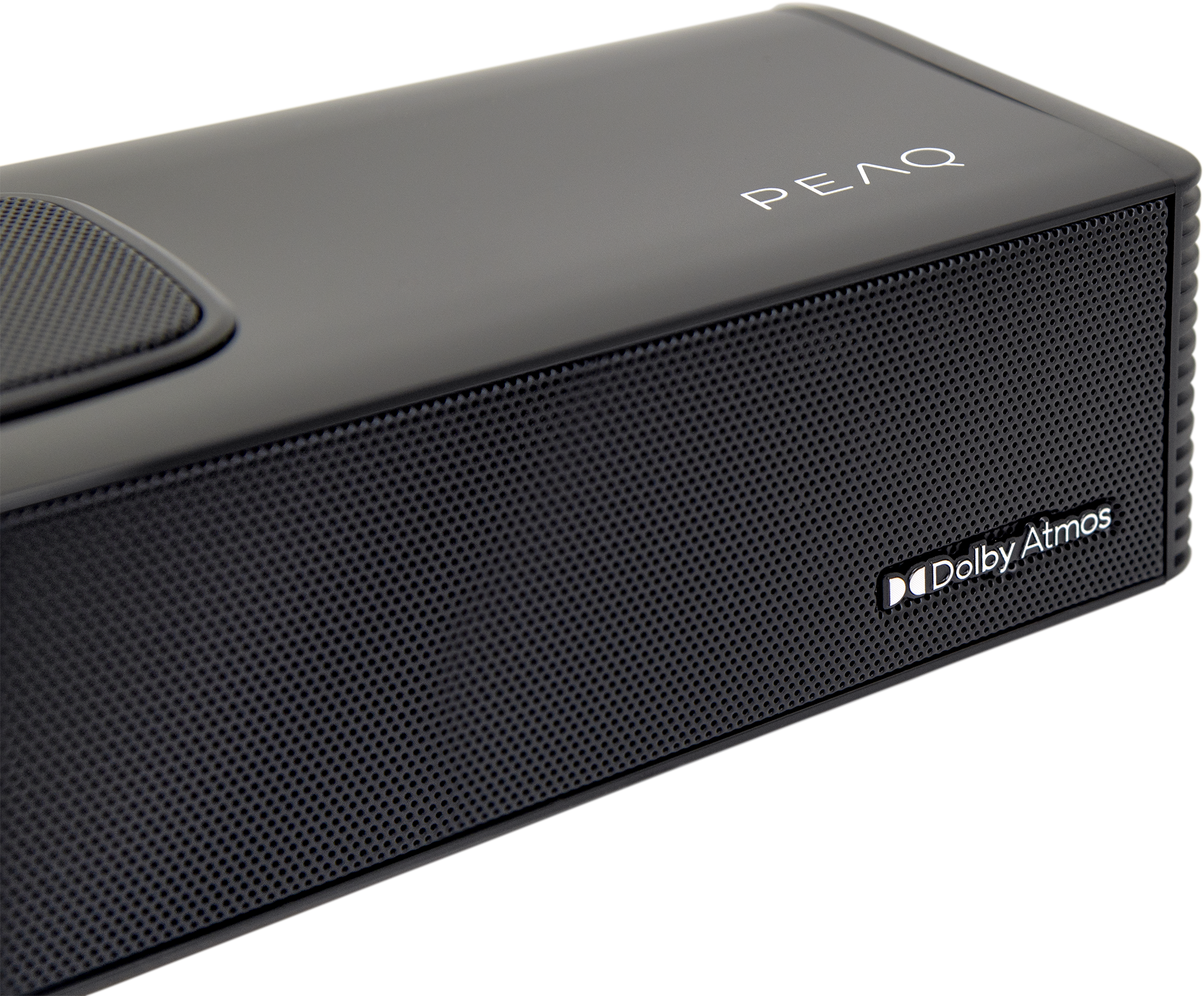 Fekete soundbar PEAQ logóval és Dolby Atmos felirattal. Az eleje hálós kialakítású. A soundbar fehér felületen fekszik.