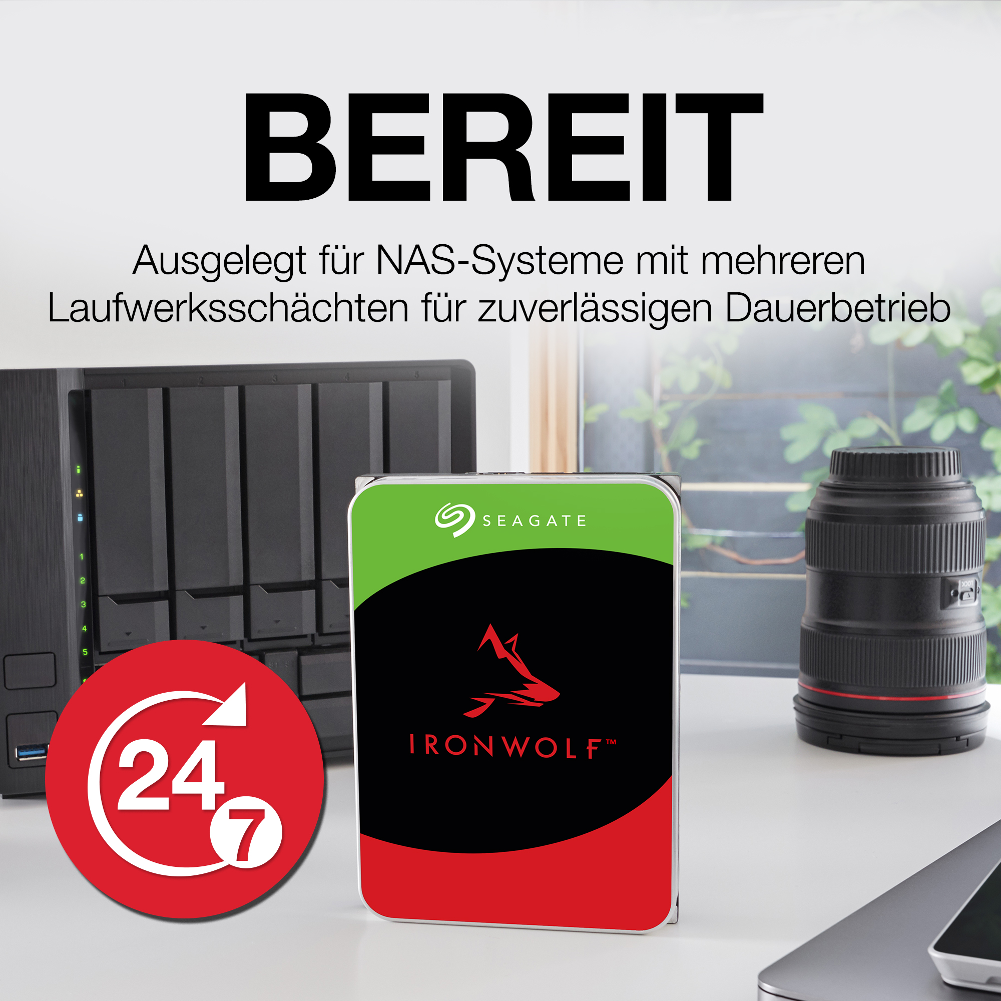 Das Bild zeigt eine Seagate IronWolf Festplatte, ein NAS-System und ein Objektiv auf einer weißen Oberfläche.