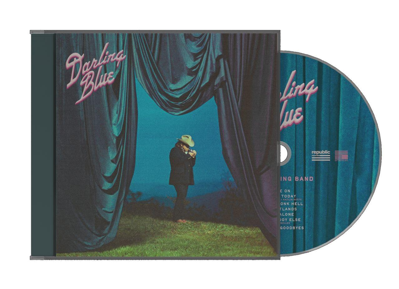 CD-Cover: Album 'Darling Blue'. Mann in schwarzem Mantel und Hut steht vor Vorhängen, CD rechts.