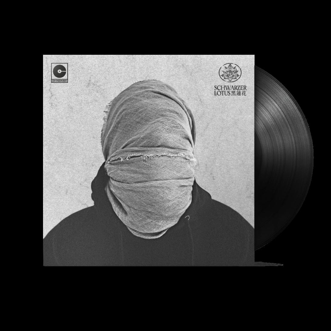 Albumcover mit bedecktem Gesicht einer Person, neben einer Schallplatte. Text lautet 'SCHWARZER LOTUS'. Schwarz-Weiß-Bild.