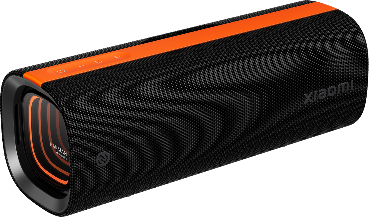Schwarzer Lautsprecher mit orangefarbenen Akzenten. Mit Ein- und Aus-Lautstärketasten. Xiaomi-Logo sichtbar. Harman AudioFX- und NFC-Logos sind vorhanden.