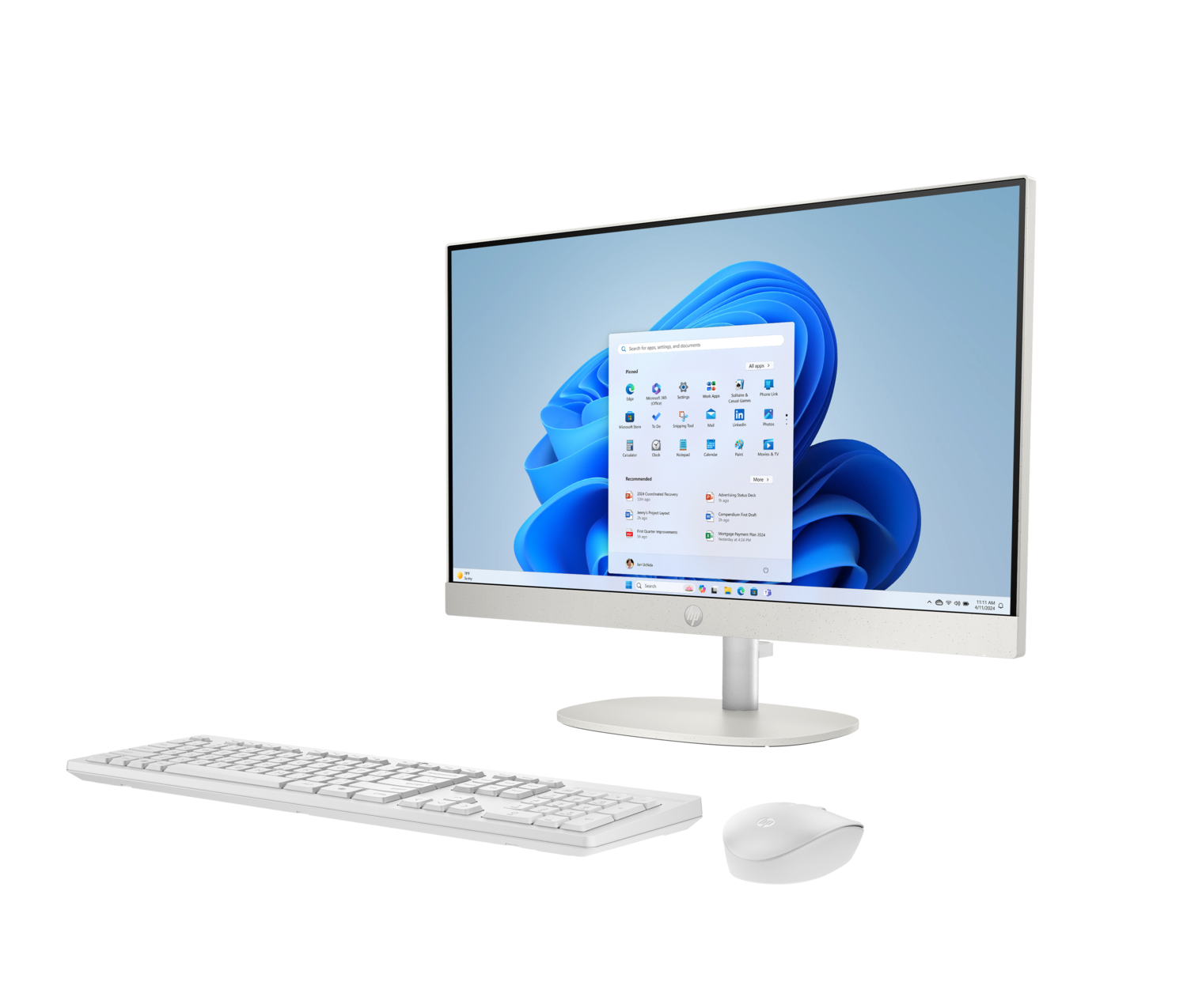 Una computadora HP todo en uno con teclado, ratón y monitor blancos que muestra la interfaz de Windows 11 sobre fondo negro.