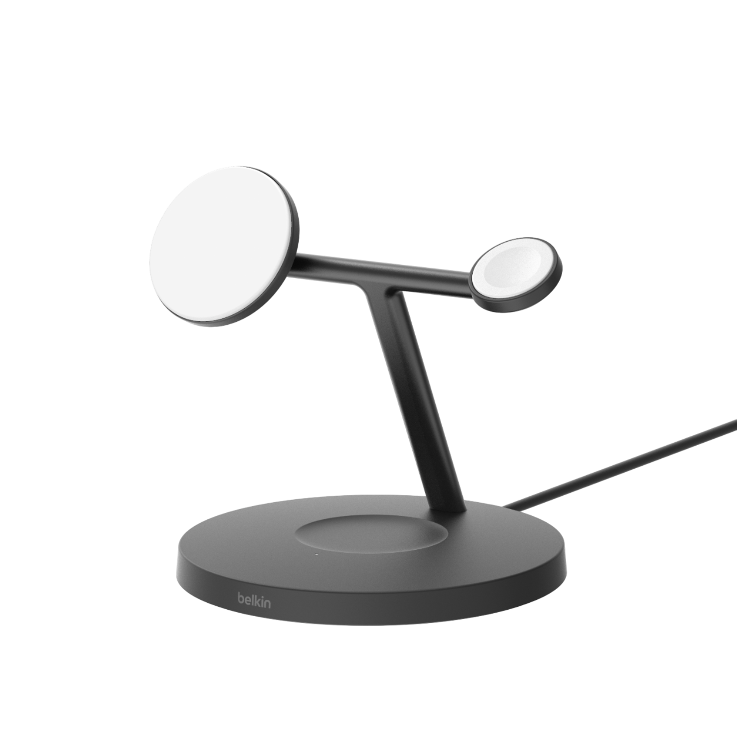 Une station de charge Belkin noire avec deux socles de charge et un petit support. Un socle de charge blanc est à gauche. Un câble noir est connecté.