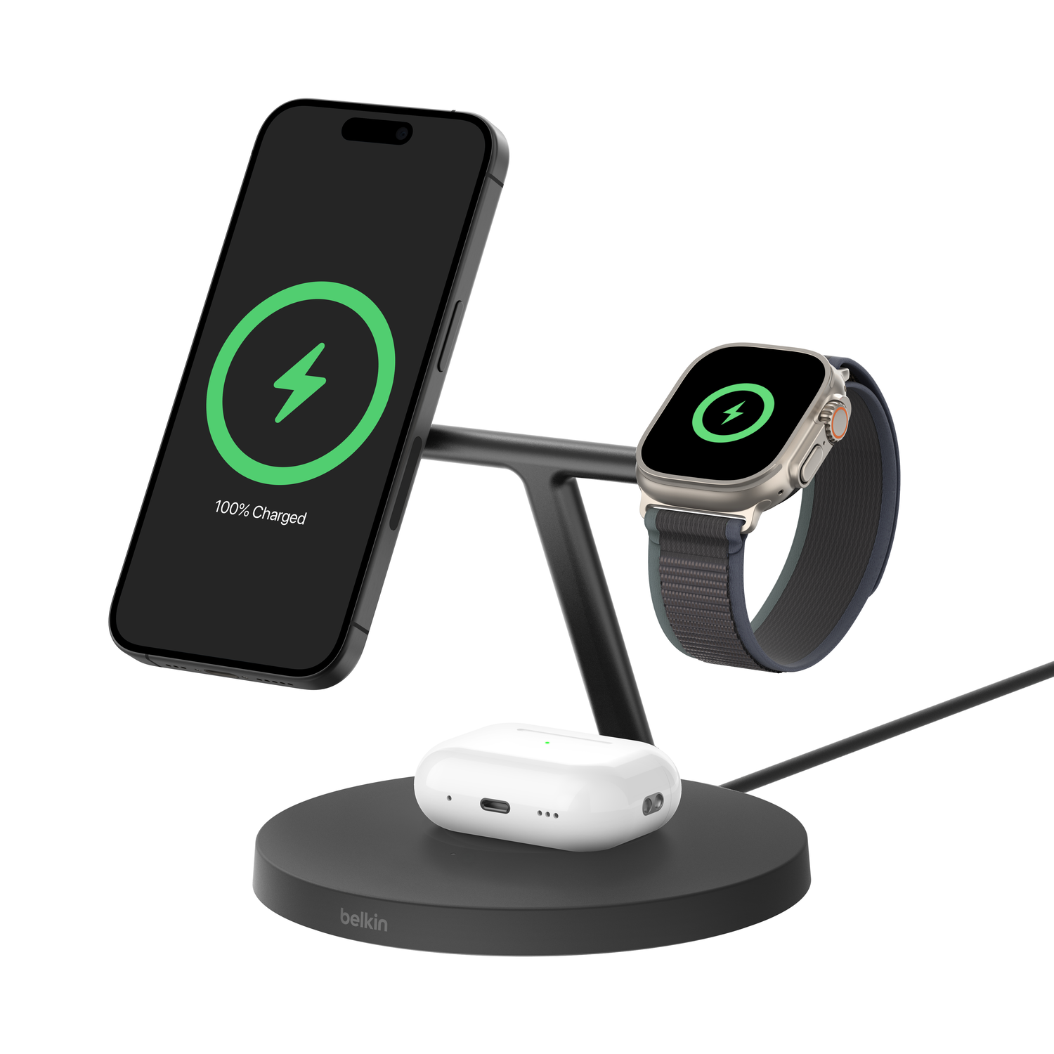 Une station de charge noire avec téléphone, montre et écouteurs. Chaque appareil affiche un symbole de chargement, indiquant qu'ils se chargent.