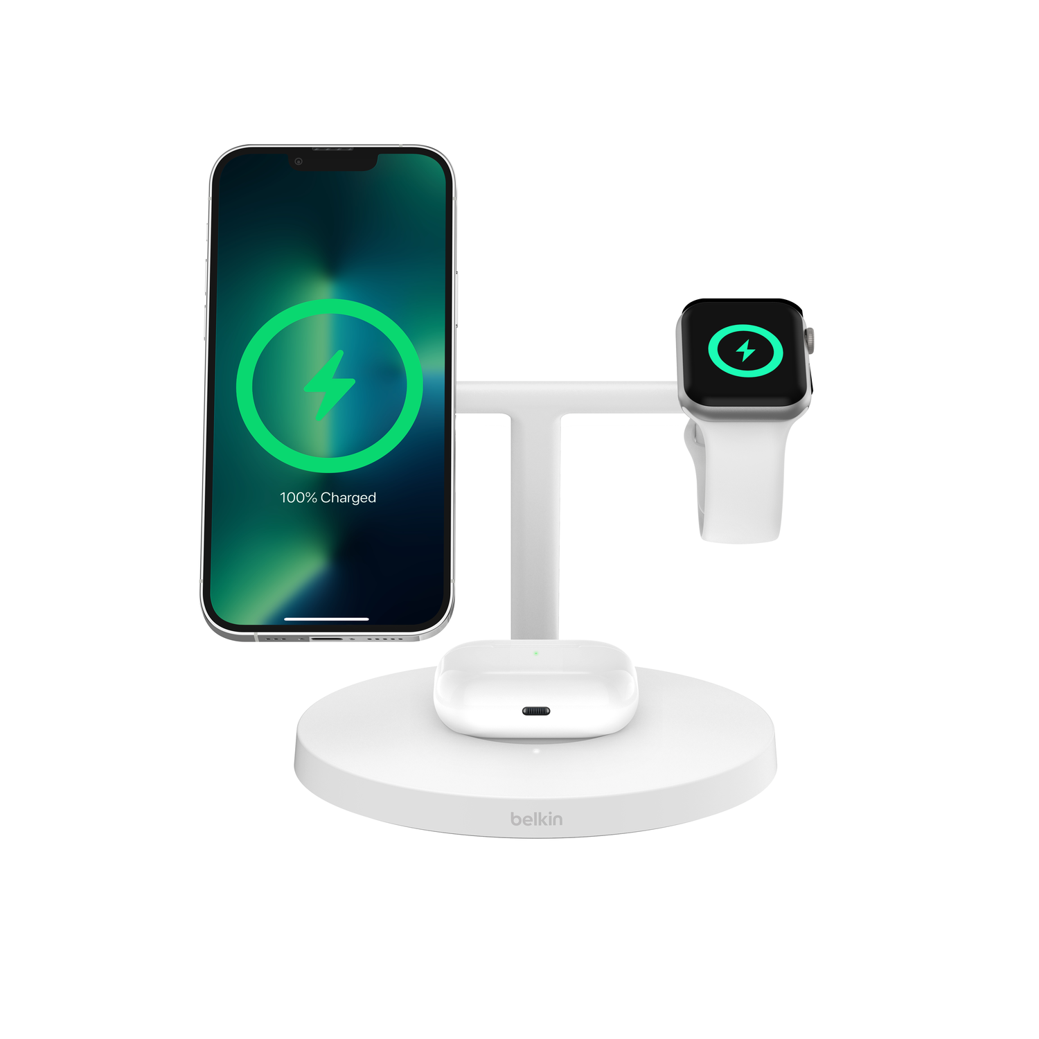 Une station de recharge Belkin blanche avec iPhone, Apple Watch et AirPods. Tous les appareils chargent. Le téléphone affiche 100% chargé.