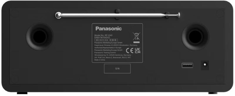 Fekete Panasonic rádió hátulja, címkével, hangszórókkal, antennával, portokkal és USB porttal.