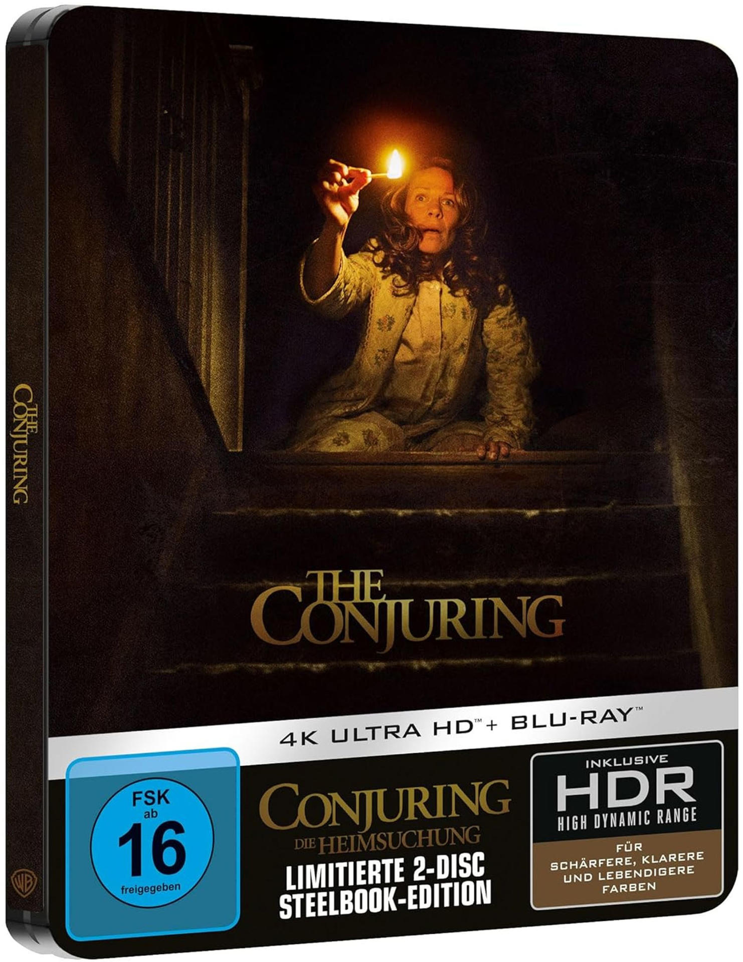 Frau mit brennendem Streichholz auf einer Treppe, vom Cover des Films The Conjuring. Dunkler Hintergrund, Filmtitel unten.