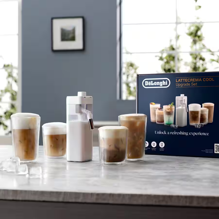 Több pohár jeges kávé, egy tejhabosító és egy Delonghi LatteCrema Cool szett doboz van a pulton.