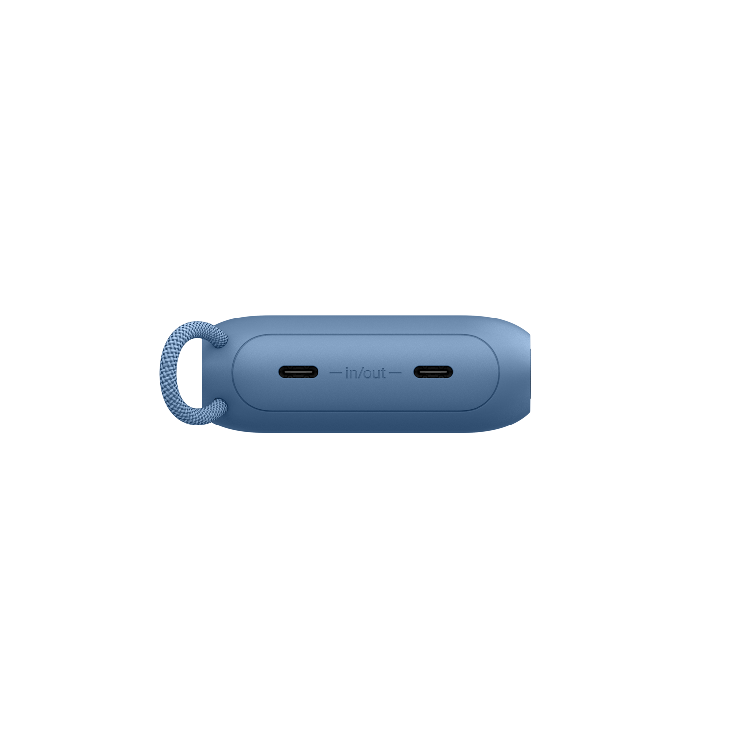 Un haut-parleur portable bleu avec une boucle en tissu. Il possède deux ports USB-C étiquetés 'in/out' et un fond blanc.