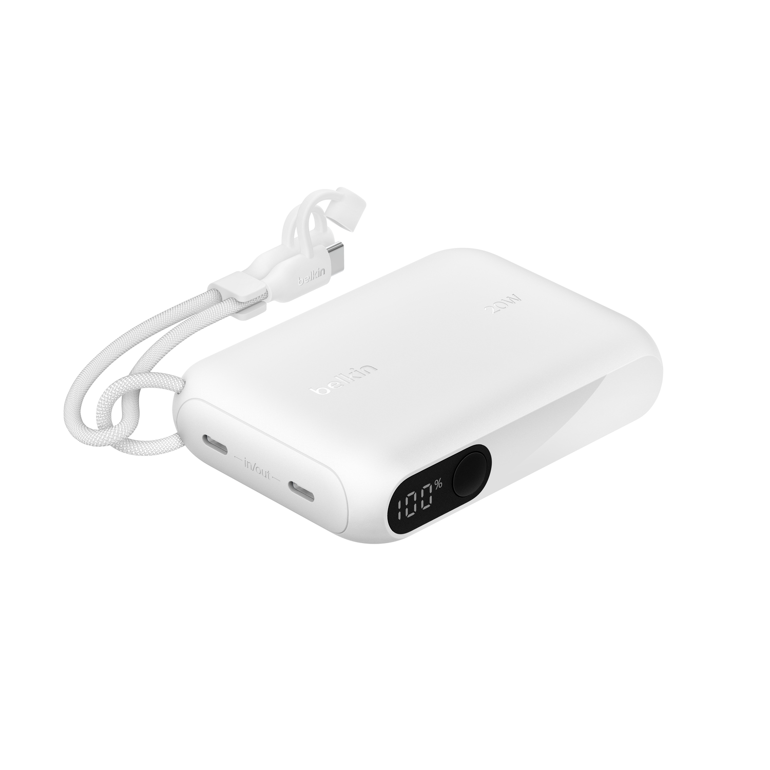 Batterie externe Belkin blanche avec câble blanc et connecteur USB-C. Elle a un écran LED indiquant 100% de charge.