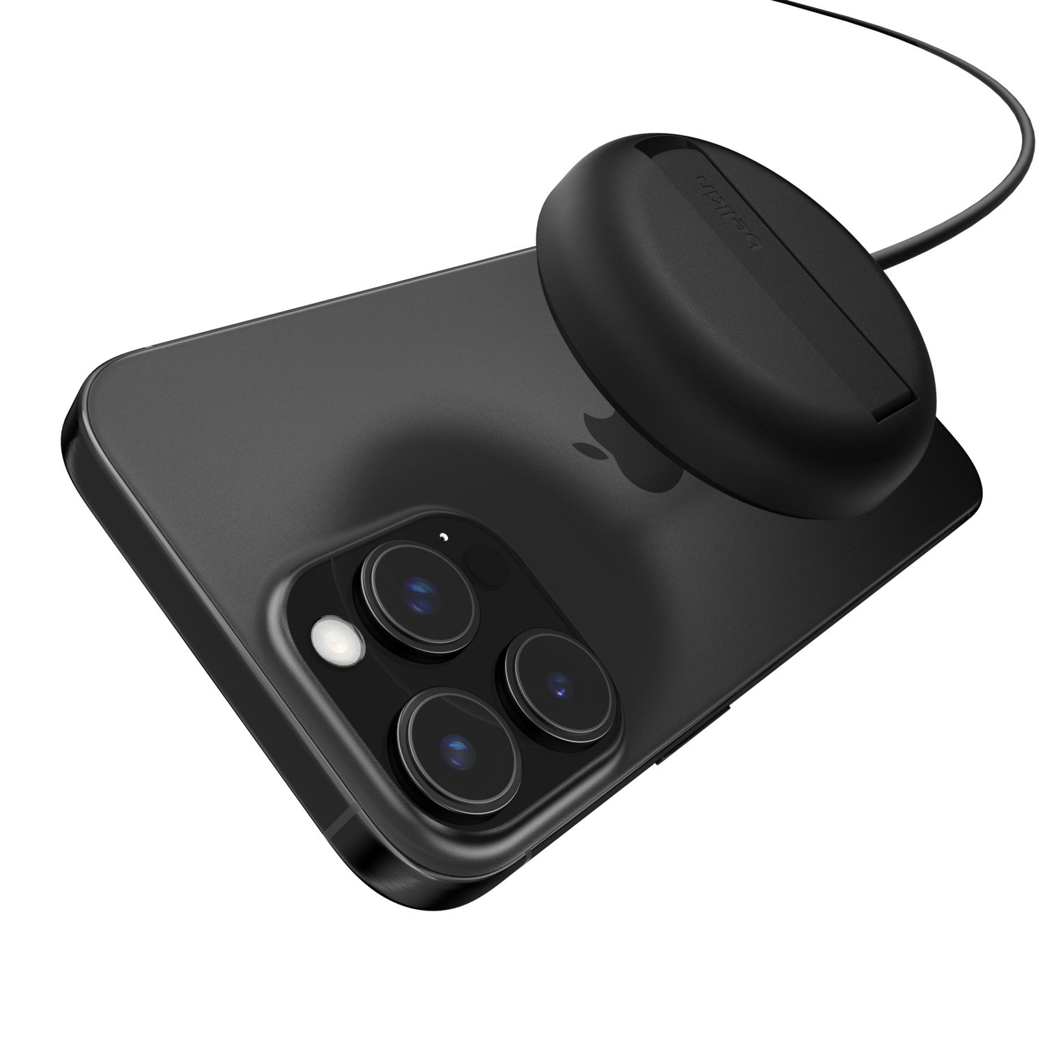 iPhone noir avec un chargeur Belkin noir sur fond blanc. Le téléphone a trois objectifs de caméra.