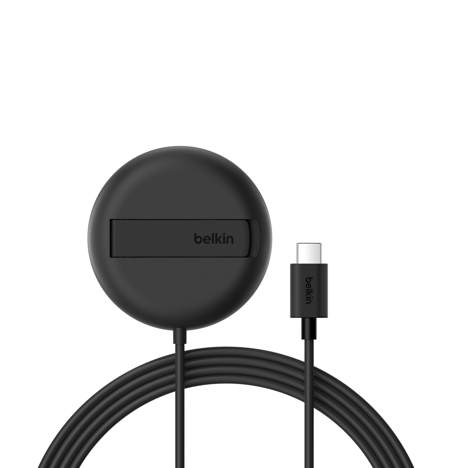 Un chargeur sans fil Belkin noir avec un câble USB-C. Le chargeur est rond avec un bord plat et un logo Belkin.