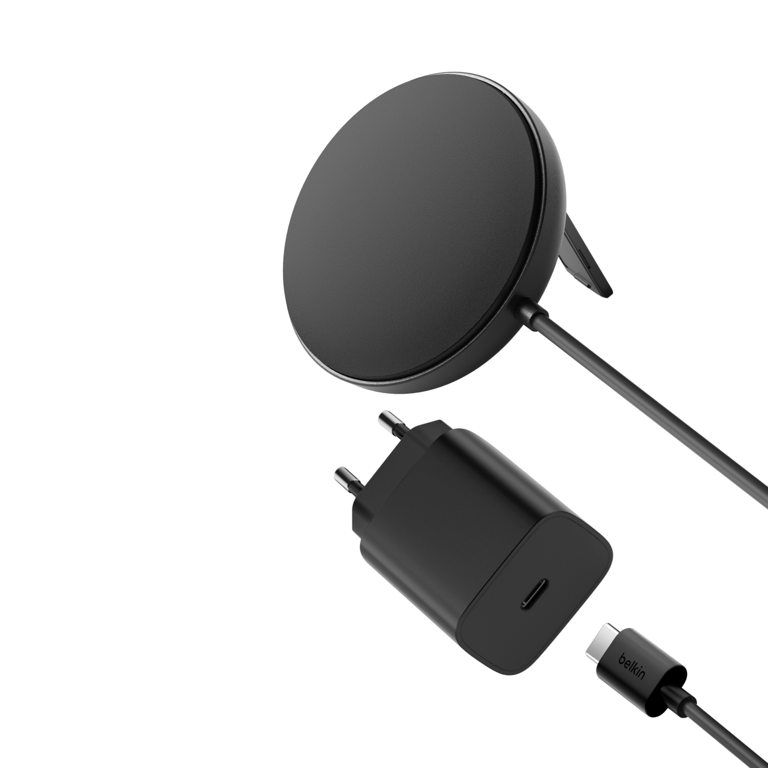 Chargeur sans fil noir, adaptateur secteur et câble USB-C sur fond blanc. Le chargeur et l'adaptateur sont détachés.
