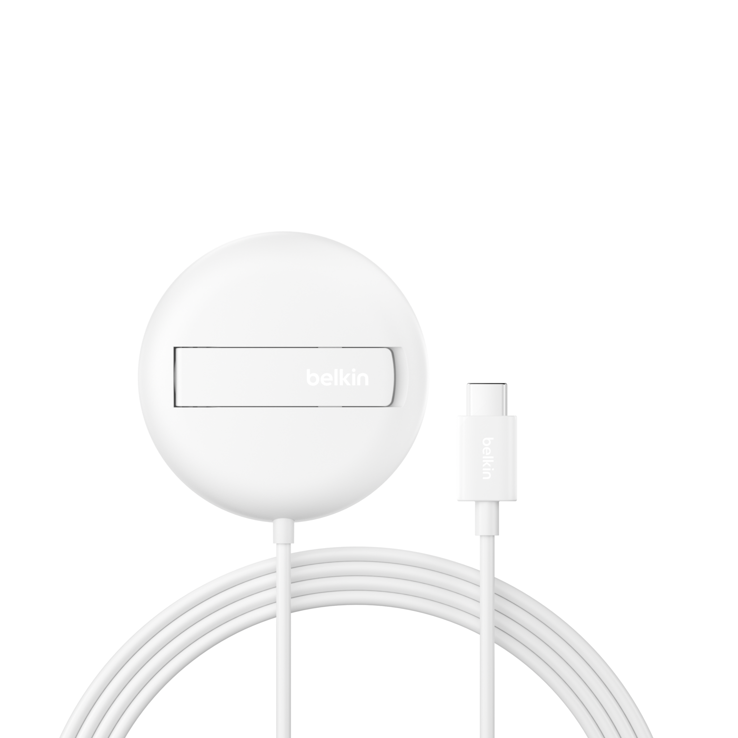 Chargeur sans fil Belkin blanc et câble USB-C sur fond blanc. Le chargeur est circulaire avec une fente rectangulaire, et le câble est enroulé.