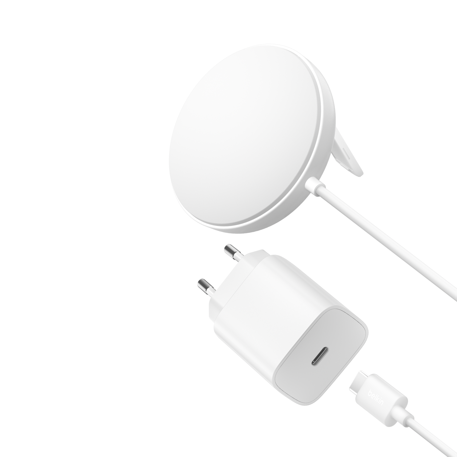 Un chargeur sans fil, un adaptateur secteur et un câble blancs sur fond blanc. Le chargeur est rond, l'adaptateur rectangulaire.