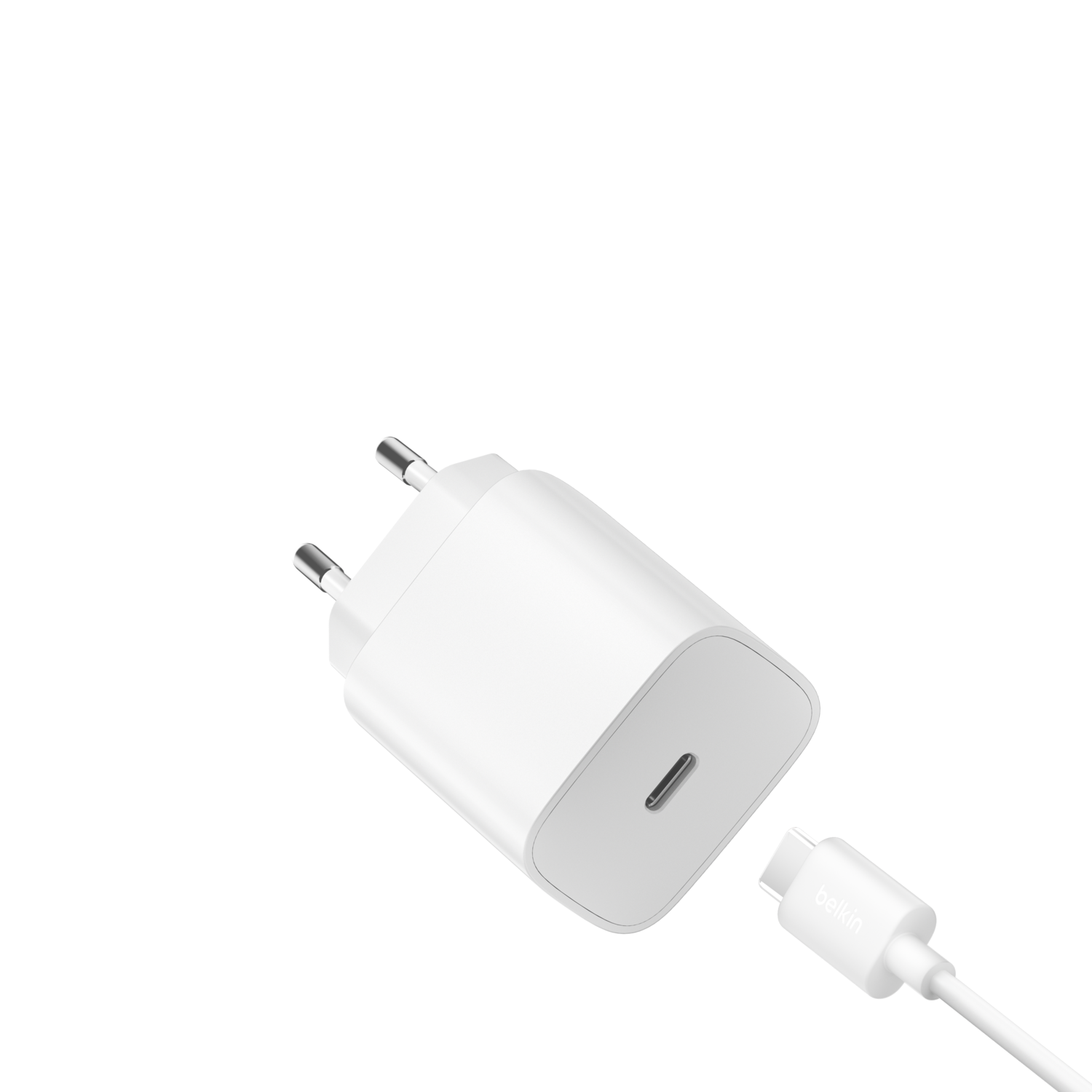 Un chargeur et un câble USB-C Belkin blancs sur fond blanc. Le chargeur a deux broches, un port USB-C, et le câble est connecté.