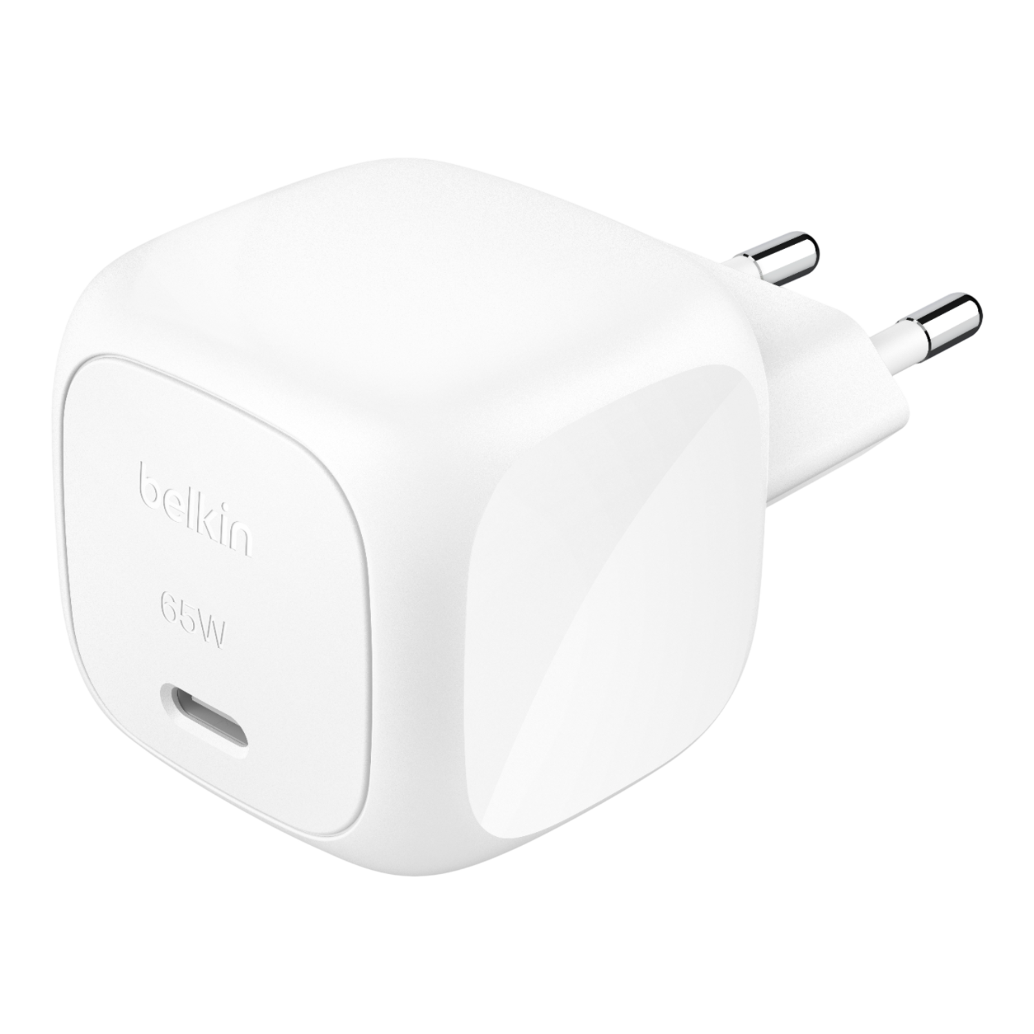 Un chargeur Belkin 65W blanc. Il possède un port USB-C et deux broches argentées pour la prise. Le fond est noir.