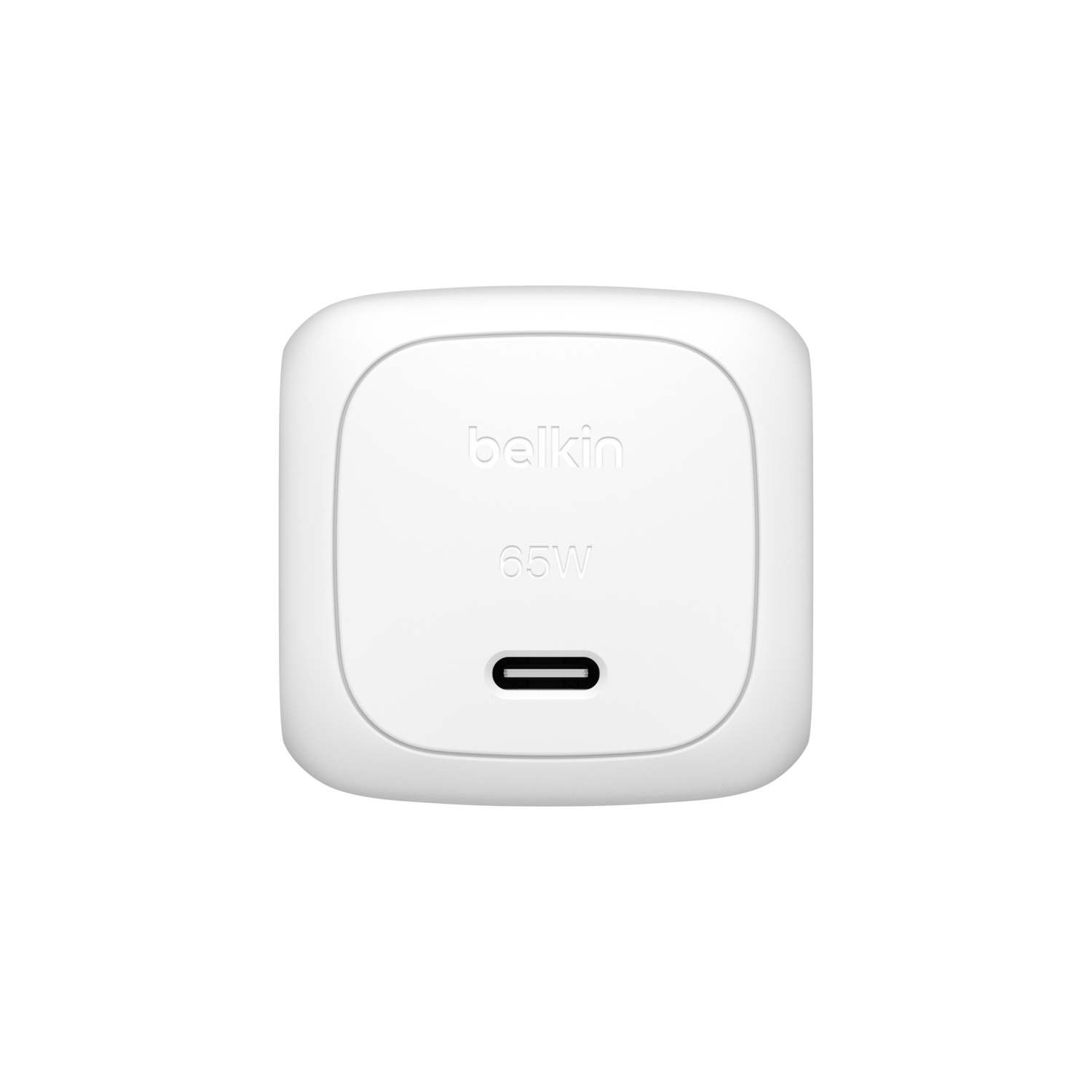 Un chargeur blanc Belkin 65W avec un port USB-C. Le logo Belkin est visible sur le devant. Le fond est blanc.