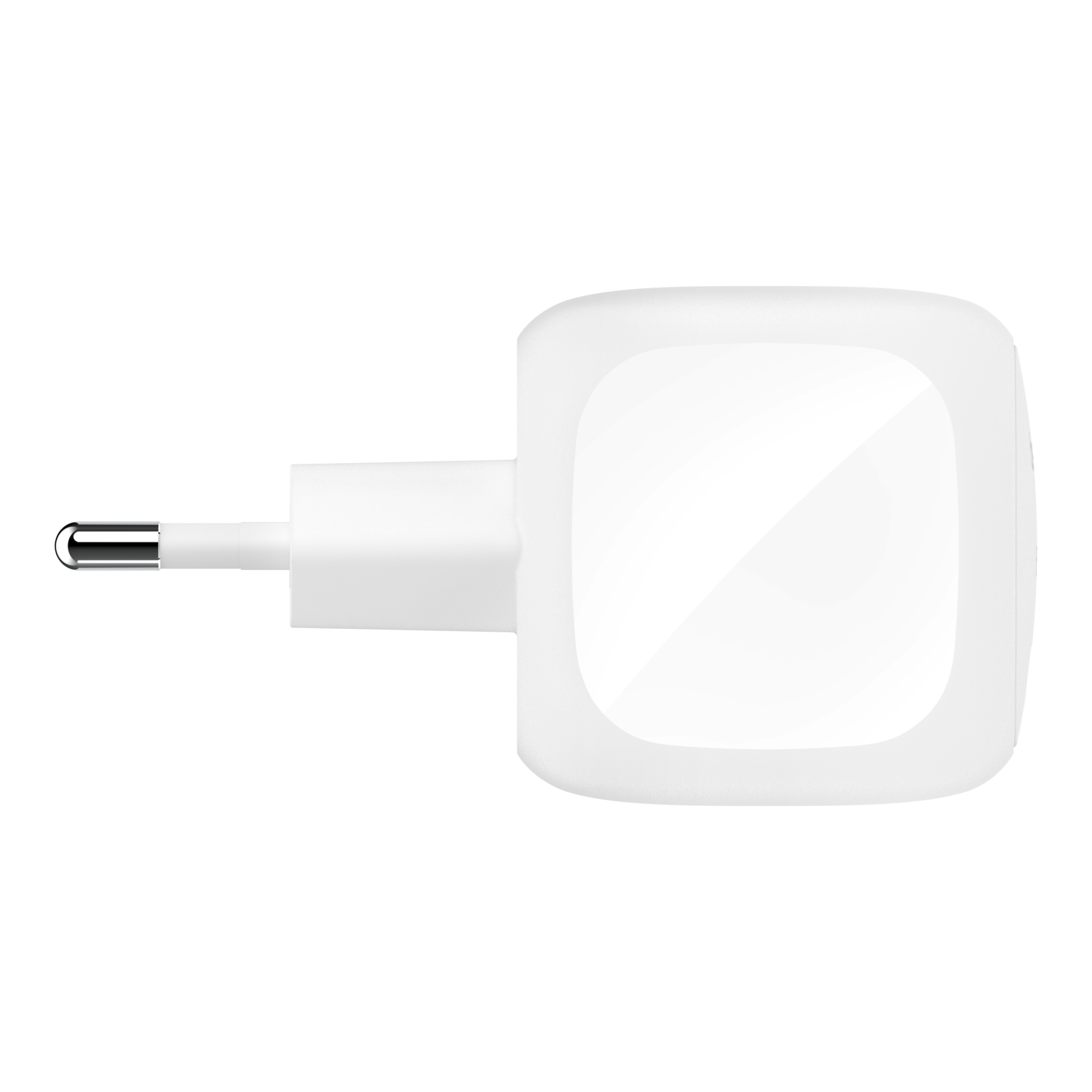 Un chargeur de téléphone blanc sur fond blanc. Le chargeur a une prise avec une pointe métallique et un corps carré arrondi.